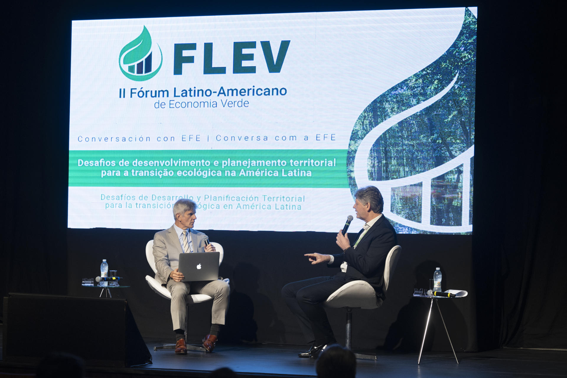 BRA100. SAO PAULO (BRASIL), 02/10/2024.- El secretario de Estado de Medio Ambiente de Mato Grosso do Sul, Jaime Verruck, habla junto a el director Editorial de América EFE, Manuel Fuentes García, habla durante el segundo día del II Foro Latinoamericano de Economía Verde, este miércoles en São Paulo (Brasil). La segunda jornada del II Foro Latinoamericano de Economía Verde ha comenzado en la ciudad brasileña de São Paulo con propuestas para mitigar la crisis climática a través de empleos verdes y medidas para garantizar la viabilidad de las comunidades más vulnerables. EFE/ Isaac Fontana