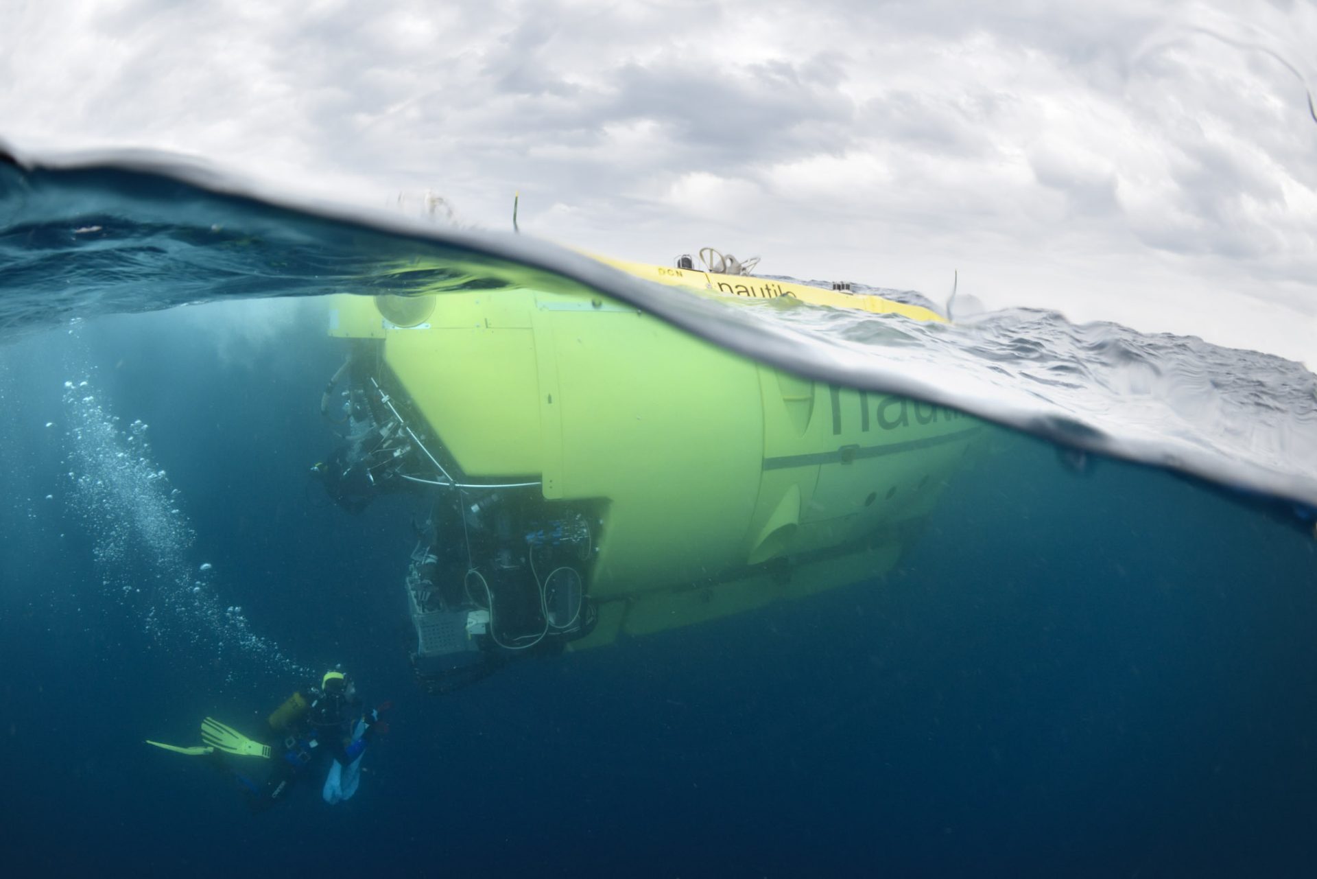 Comprobación del Nautile por un buzo durante la misión ESSNAUT 2016. Cedida por Ifremer.