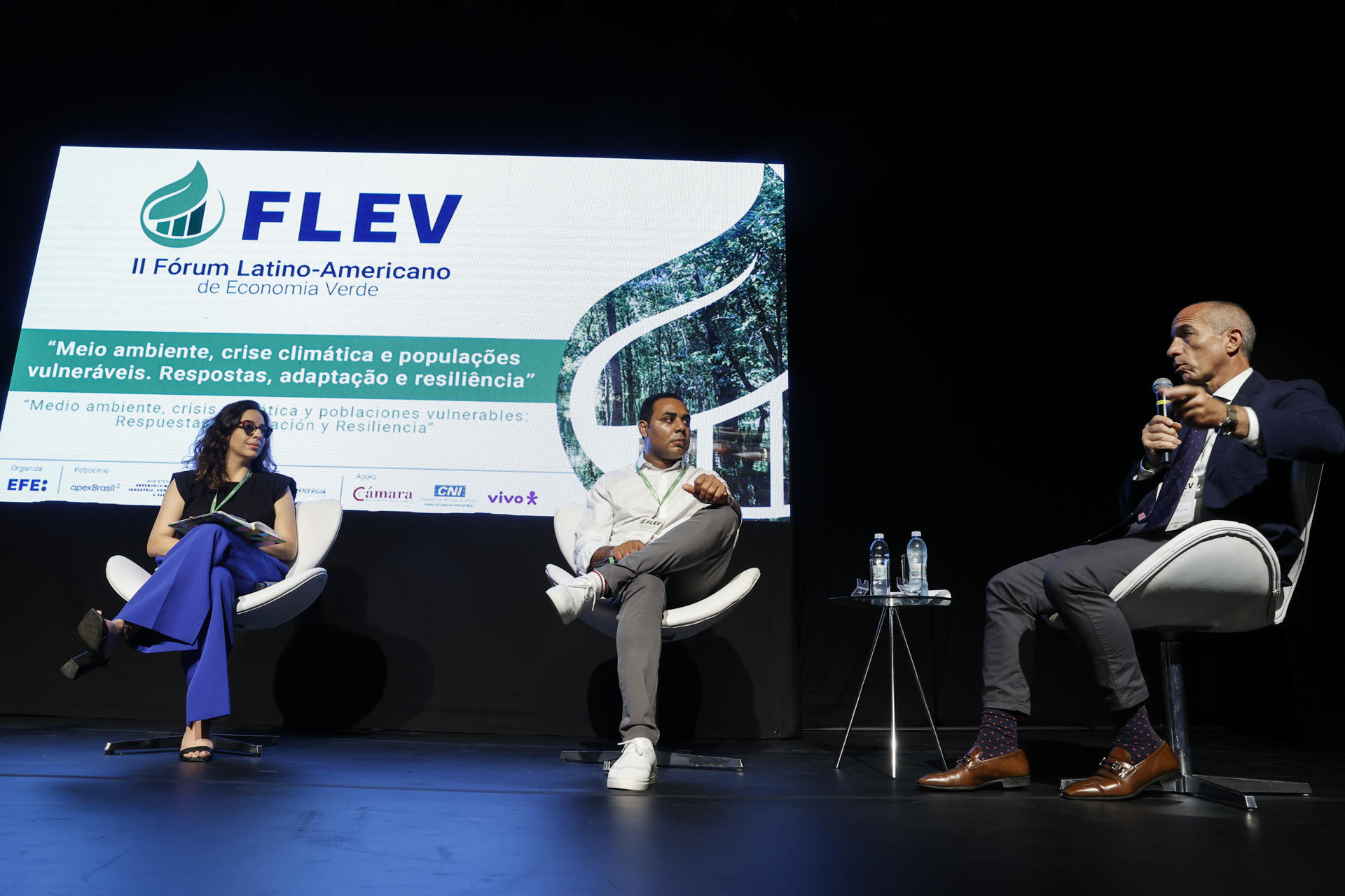 BRA100. SAO PAULO (BRASIL), 02/10/2024.- El representante del Programa de las Naciones Unidas para el Desarrollo (PNUD) en Brasil, Claudio Providas, habla junto a el presidente de la organización G10 Favelas, Gilson Rodrigues, durante el segundo día del II Foro Latinoamericano de Economía Verde, este miércoles en São Paulo (Brasil). En las favelas de Brasil, hogar de unos 20 millones de personas, sienten desde hace años los efectos de una crisis climática que ha obligado a sus habitantes a poner en marcha sus propias iniciativas sostenibles ante el abandono del Estado. EFE/ Isaac Fontana