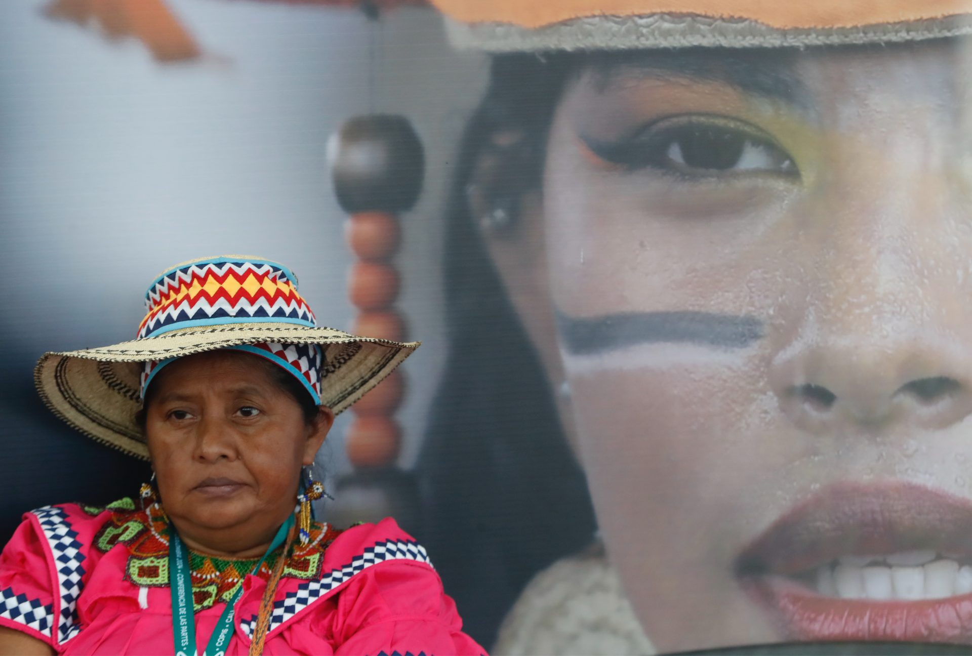 AME1475. CALI (COLOMBIA), 26/10/2024.- Una mujer indígena asiste a la Zona Azul de la COP16 este viernes, en Cali (Colombia). Las negociaciones en el marco de la COP16 en Cali avanzan lentas pero fluyen, según expertos, mientras organizaciones y técnicos piden más compromiso a los países para asegurar un resultado positivo al terminar la cumbre, que retomaran la conversación este lunes cuando arranque el segmento de alto nivel con los ministros de medioambiente de un centenar de países. EFE/ Ernesto Guzmán