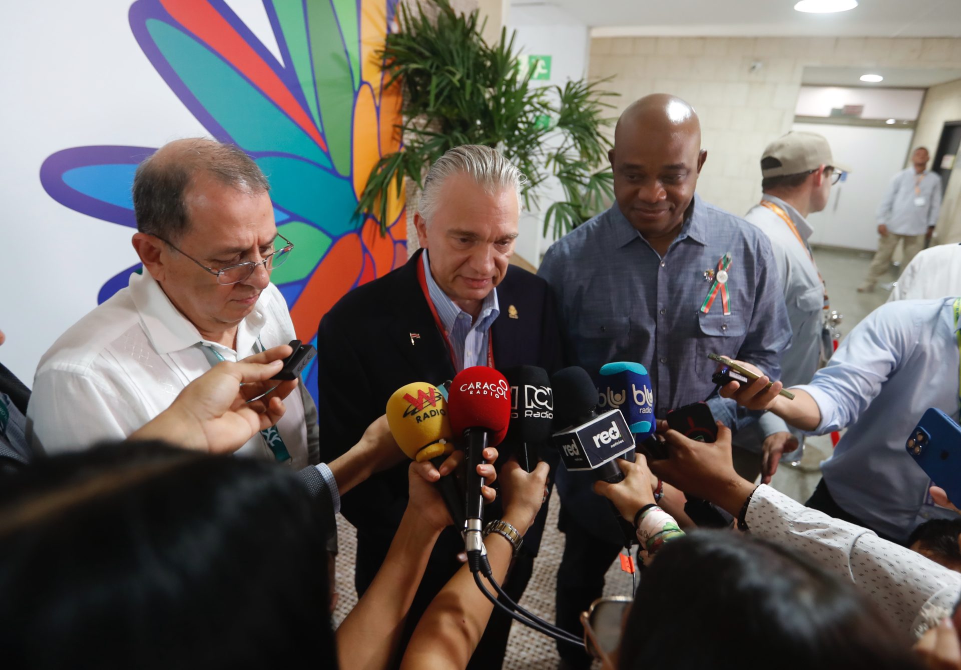 AME1870. CALI (COLOMBIA), 27/10/2024.- El canciller de Colombia Luis Gilberto Murillo (d), el canciller de Costa Rica Arnoldo André Tinoco (c) y el vicecanciller de Colombia Jorge Roa (i) dan declaraciones a medios de comunicación este domingo, en Cali (Colombia). Los cancilleres de Colombia y Costa Rica, Luis Gilberto Murillo y Arnoldo André, anunciaron este domingo la creación del fondo para financiar la protección de la biodiversidad en el Chocó Biogeográfico, que abarca la costa Pacífica desde Panamá a Perú. EFE/Ernesto Guzmán