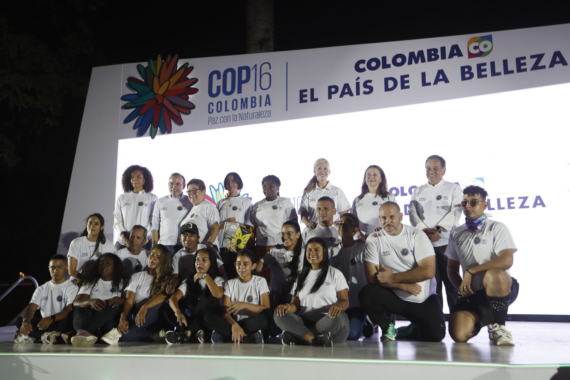 AME6402. CALI (COLOMBIA), 07/03/2024.- Varias personas posan durante el evento de lanzamiento del logo de la COP16, este jueves en Cali (Colombia). Este jueves se presentó en Cali la imagen con la que se mostrará en la cumbre de biodiversidad COP16 bajo el lema ’Paz con la Naturaleza’, evento que recibirá a autoridades ambientales y líderes políticos de todos los rincones del planeta. EFE/ Ernesto Guzmán