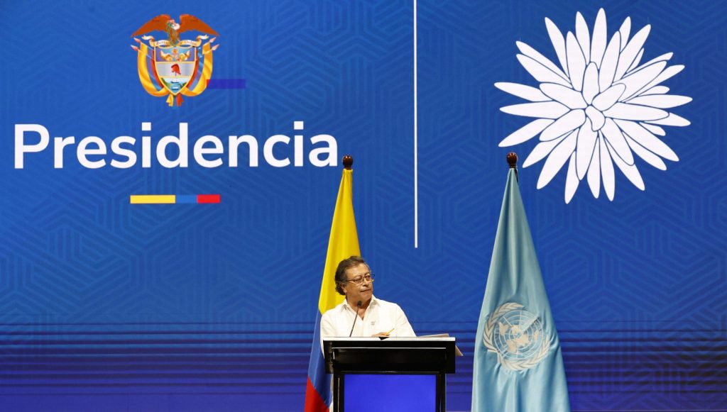 AME9272. CALI (COLOMBIA), 20/10/2024.- El presidente de Colombia, Gustavo Petro, pronuncia un discurso este domingo, en Cali (Colombia). Petro tildó de "ilusos" a quienes "niegan que ha comenzado la extinción de la biodiversidad y la vida", al inaugurar la COP16 de Biodiversidad en Cali, donde además defendió que "es fundamental hoy cambiar deuda por acción climática". EFE/ Mauricio Dueñas Castañeda