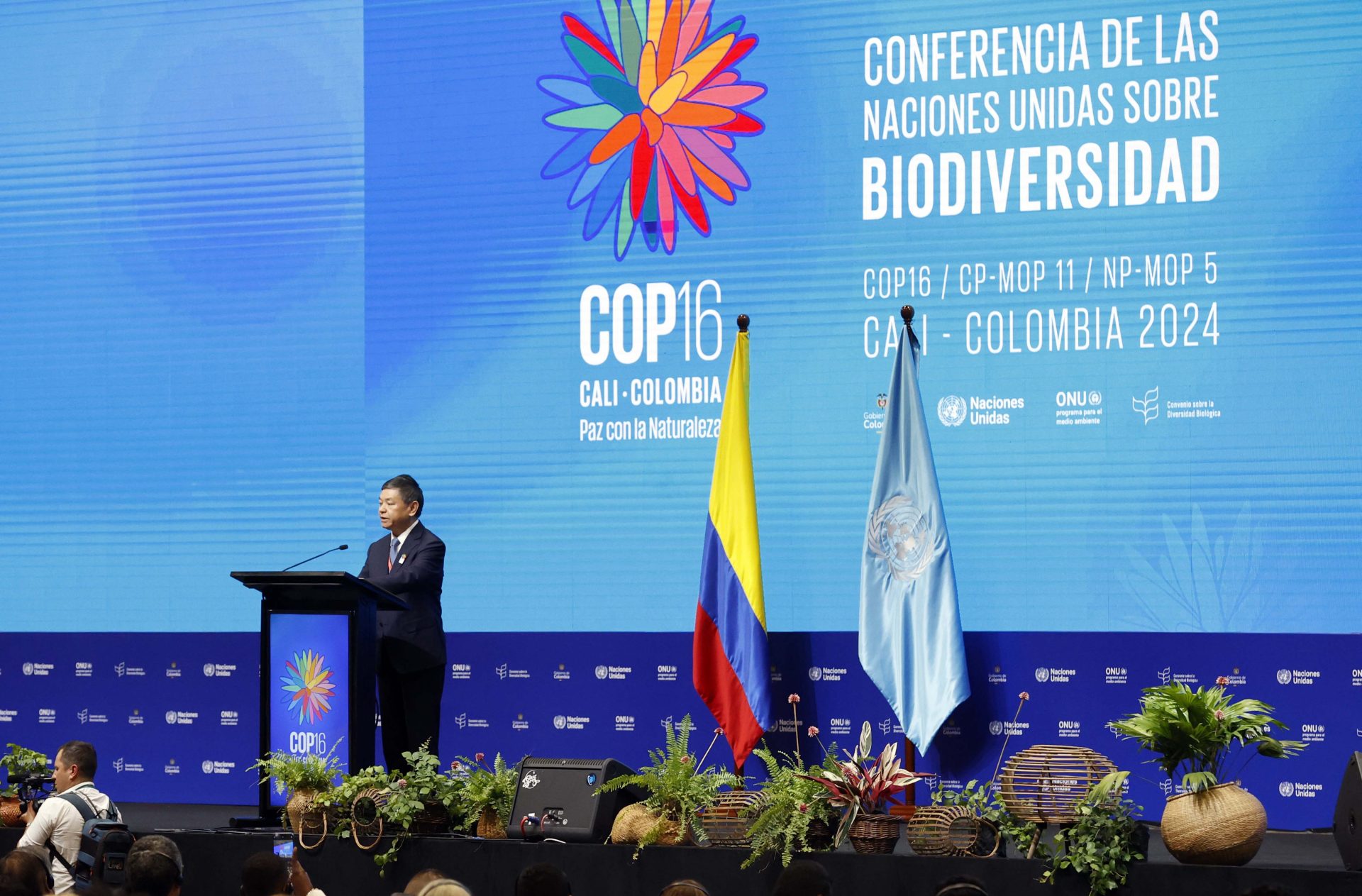AME9300. CALI (COLOMBIA), 20/10/2024.- El ministro de Ecología y medio ambiente de China, Huang Runqiu, habla durante la ceremonia de inauguración de la COP16 de Biodiversidad este domingo, en Cali (Colombia). "Quizás la más grande batalla está por comenzar (...) es la gran batalla de la vida", declaró el presidente de Colombia, Gustavo Petro, al inaugurar la COP16 que se celebrará en Cali hasta el próximo 1 de noviembre, una ceremonia marcada por los llamados a tomar acciones por la biodiversidad y a hacer paz con la naturaleza. EFE/ Mauricio Dueñas Castañeda
