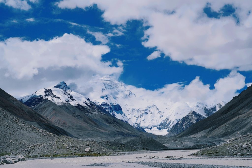 Imagen del monte Everest y el río Arun. Crédito: Jiaqi Sun y Jingen Dai/Universidad China de Geociencias