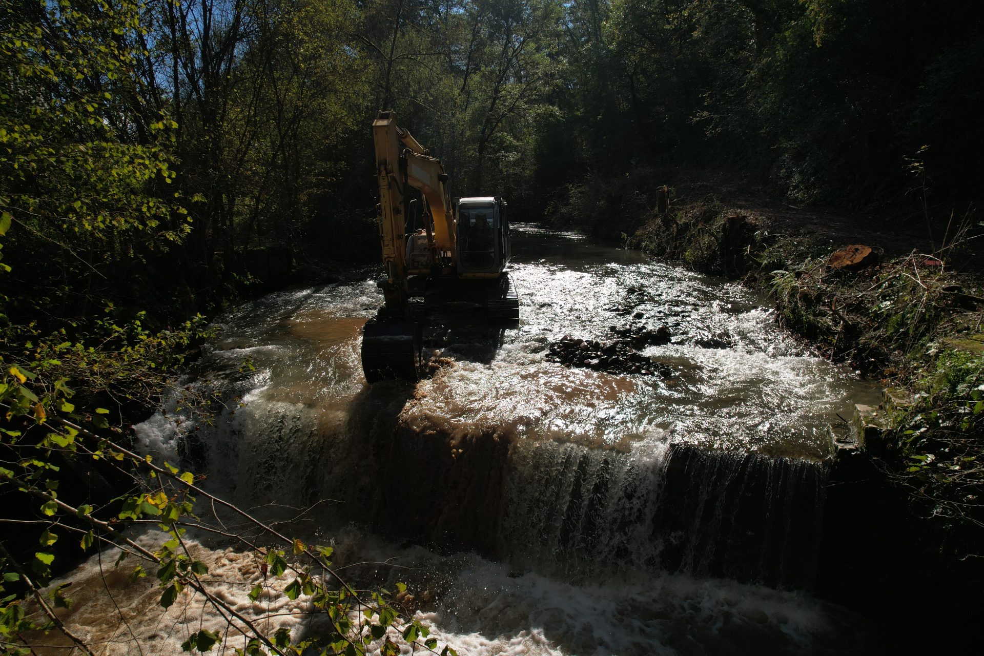 Presa en la regata Artexiaga, en Arraizoz, en el vallde del Baztán (Navarra)