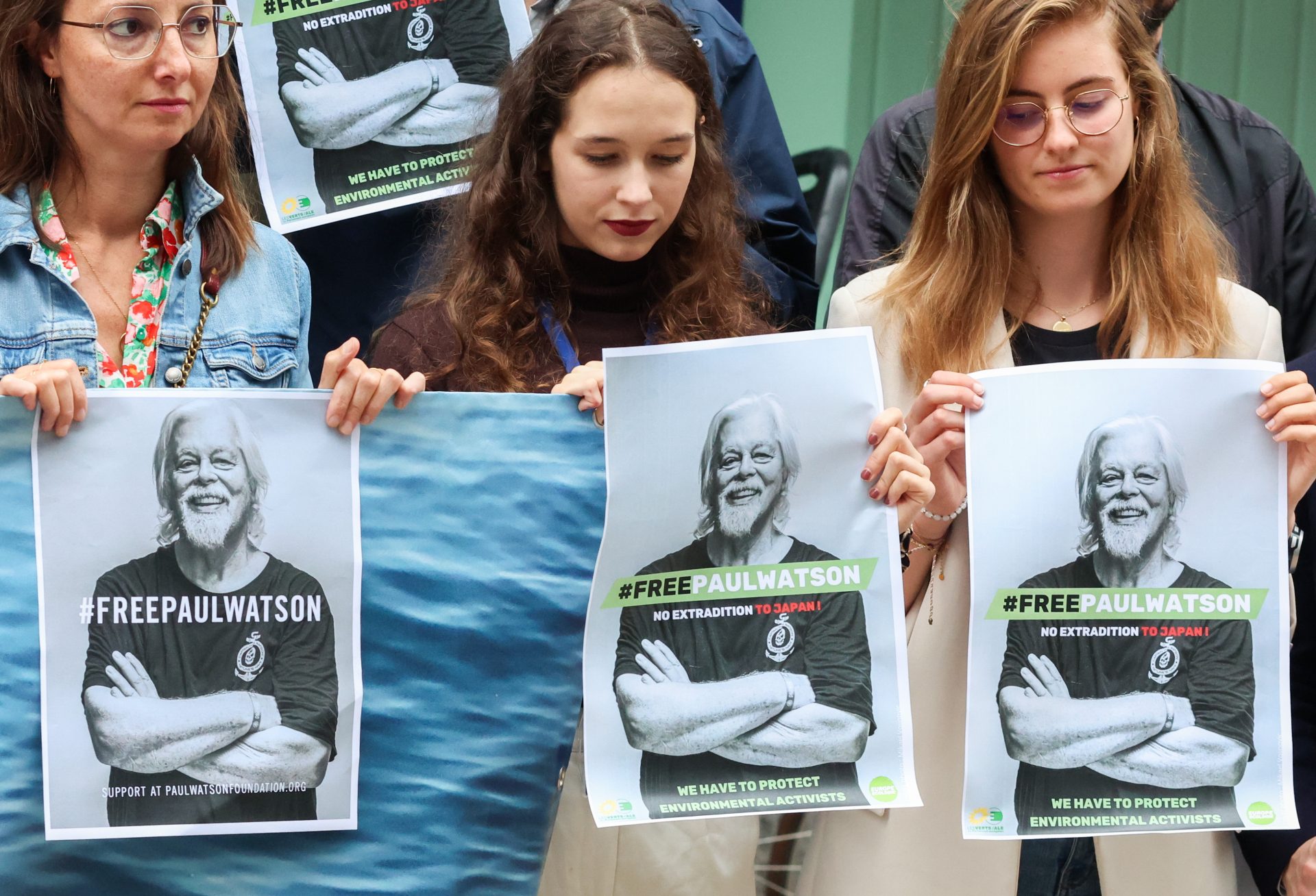 Brussels (Belgium), 05/09/2024.- Greens/EFA members of the European Parliament stage a protest in support of NGO Sea Shepherd's founder Paul Watson, outside the Danish Embassy in Brussels, Belgium, 05 September 2024. Paul Watson was arrested by Danish police upon arrival in Nuuk, Greenland, onboard the M/Y John Paul DeJoria. Danish authorities claim that the arrest was made due to an international arrest warrant issued by Japan, related to his anti-whaling campaigns in the Antarctic more than a decade ago. (Protestas, Bélgica, Groenlandia, Japón, Bruselas) EFE/EPA/OLIVIER HOSLET