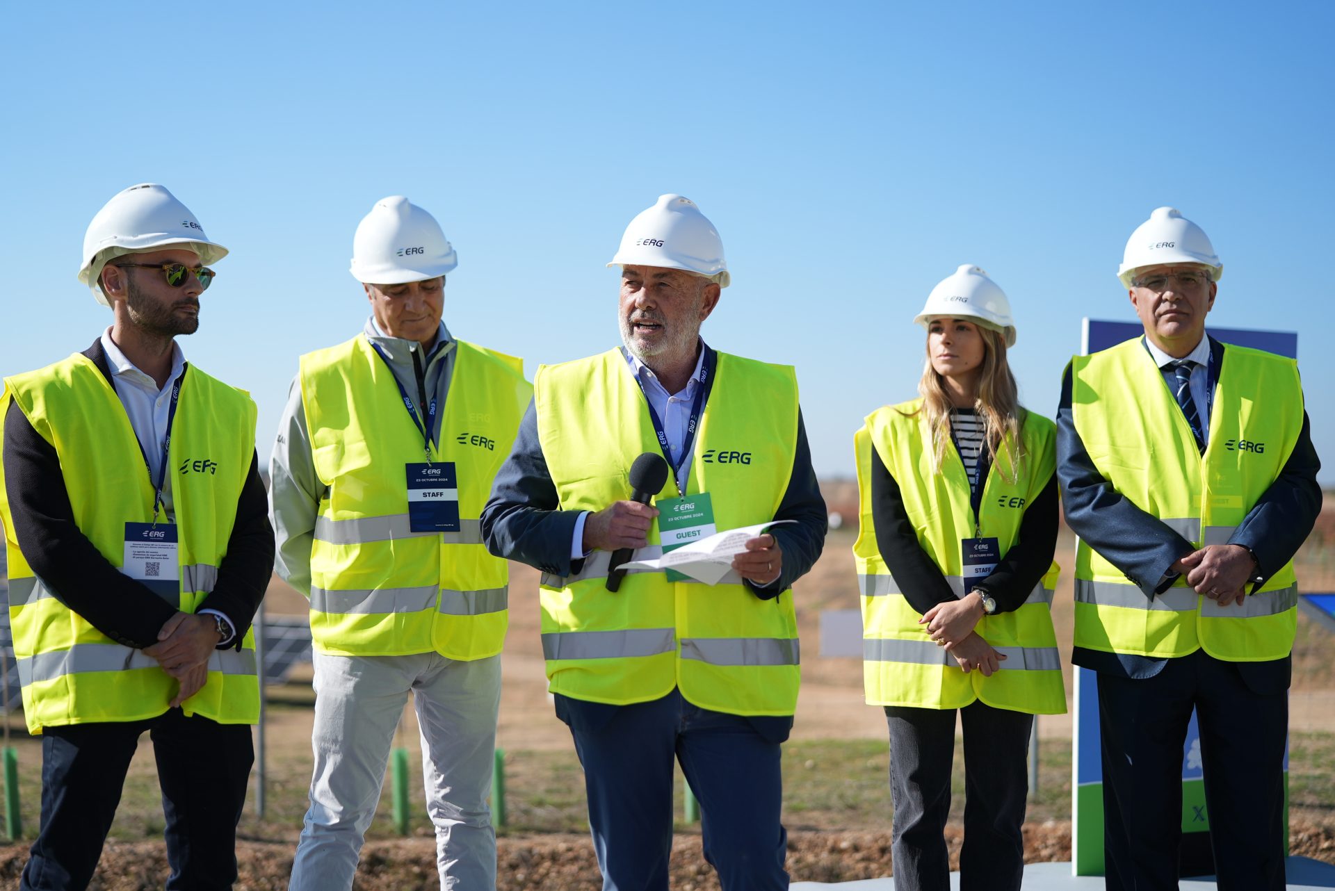 El presidente de Erg, Edoardo Garrone, (c) durante el acto de inauguración de la planta de Toro (Zamora).