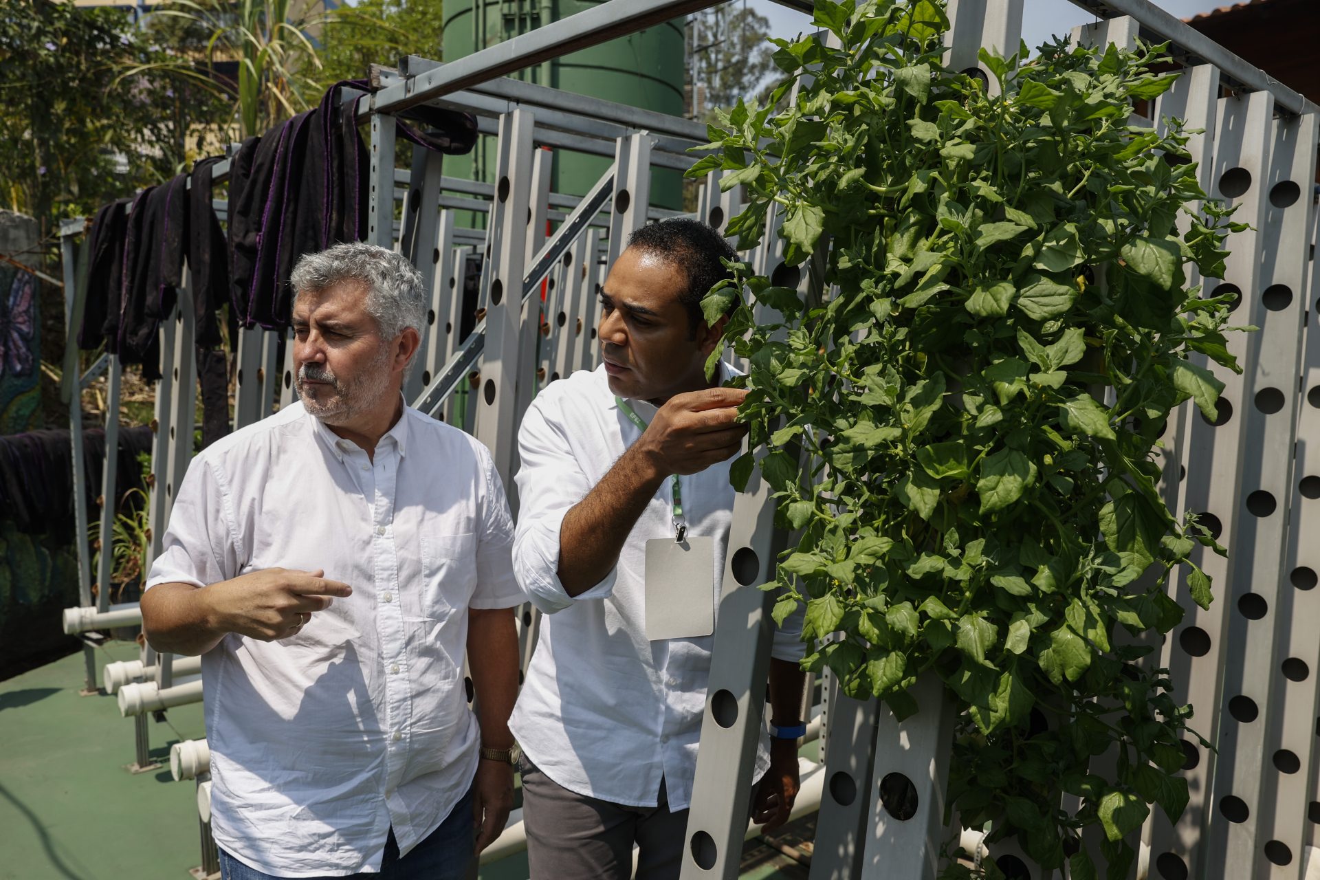 El presidente de la Agencia EFE, Miguel Ángel Oliver (i) junto al Presidente del G10 Favelas, Gilson Rodrigues, visitan la 'Agrofavela-Refazenda', en la favela Paraisópolis durante el segundo día del II Foro Latinoamericano de Economía Verde, este miércoles en São Paulo (Brasil). EFE/ Sebastiao Moreira
