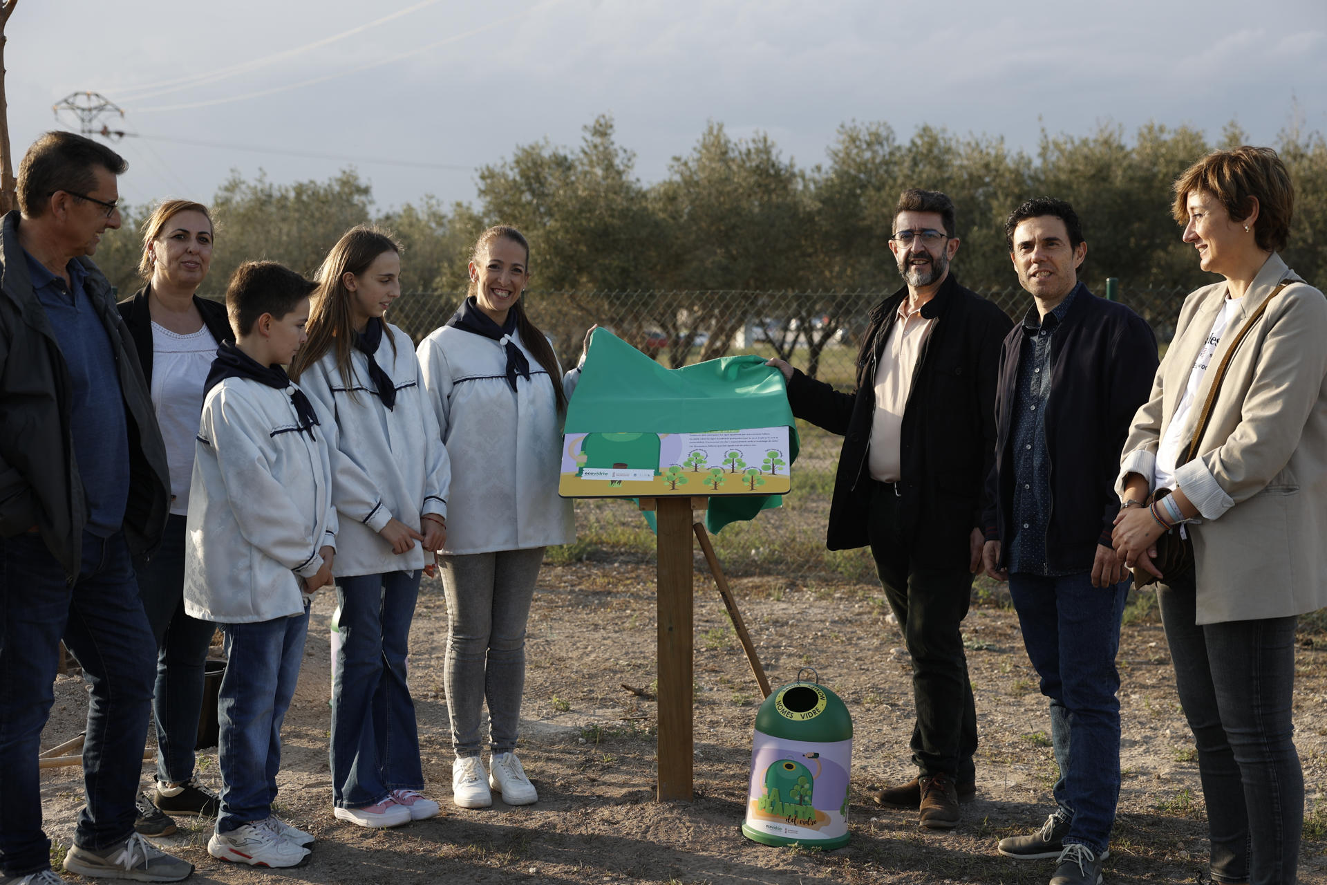 En la imagen el alcalde de Llíria Joan Manuel Miguel (dcha); José Vicente Miró, gerente de zona de Ecovidrio (2º dcha); y Manuel Sala, subdirector general de Calidad Ambiental de la Generalitat (izqda), junto a varios de los falleros participantes. EFE/Biel Aliño
