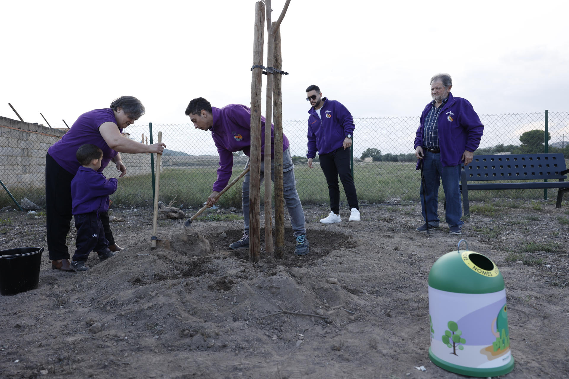 GRAFCVA3719. LLÍRIA (VALENCIA), 25/10/2024.- Ecovidrio y el Ayuntamiento valenciano de Llíria llevan a cabo una plantación de árboles con los casales falleros tras ganar el municipio la última edición de la campaña ‘La Plantà del Vidre’. EFE/Biel Aliño 