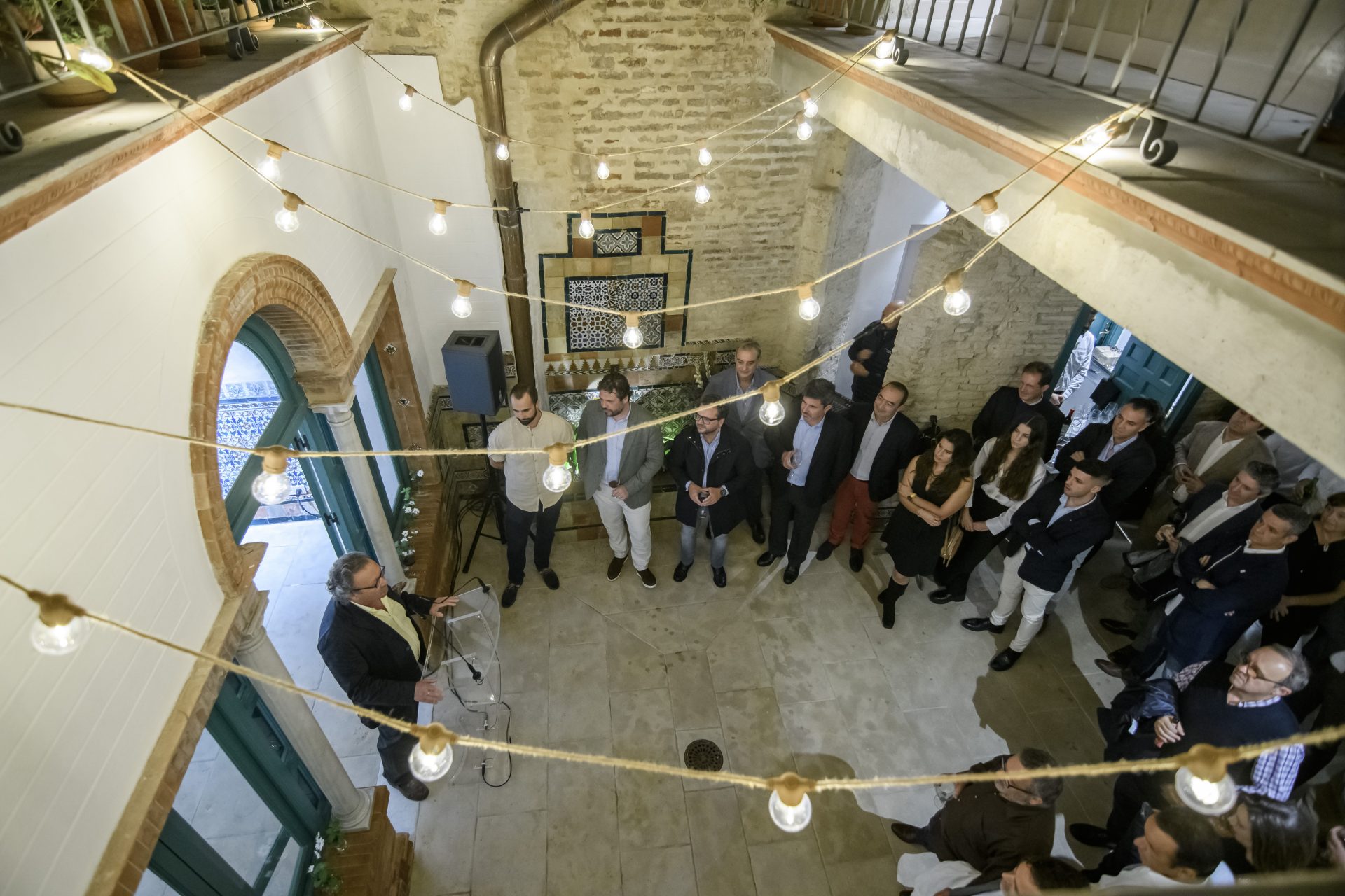 El presidente de la consultora medioambiental Cinclus Soluciones, Beltrán Ceballos (i) en el acto de entrega del primer galardón Cinclus al compromiso ambiental, que ha recaído en la cementera Holcim. EFE/Raúl Caro