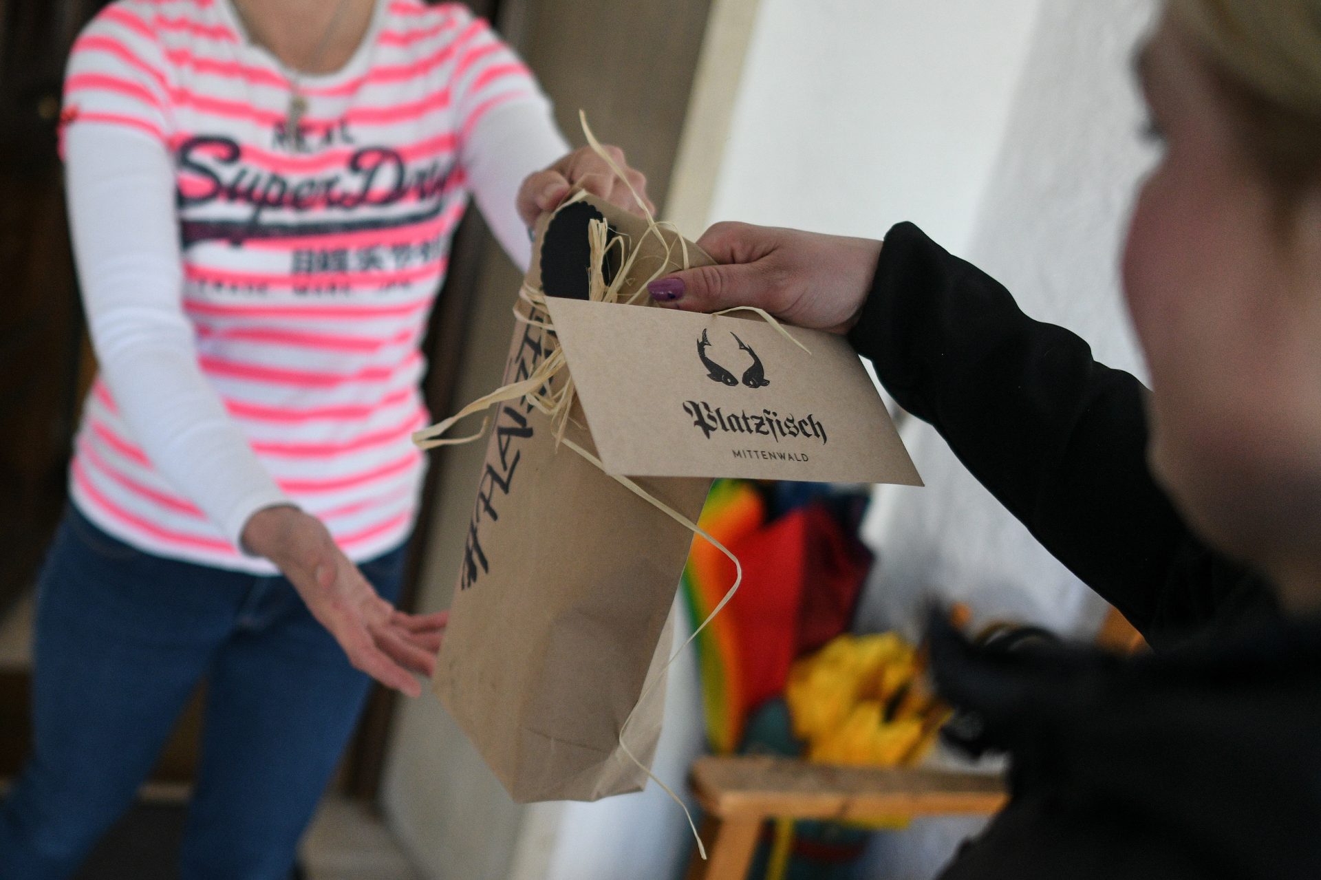 Mittenwald (Germany), 08/04/2020.- Manuela Merk delivers smoked fish from her small fish shop Platzfisch to a customers doorstep in Mittenwald, Germany, 08 April 2020. Due to the ongoing pandemic of the COVID-19 disease caused by the SARS-CoV-2 coronavirus, owner Dominik Blees is faced with fewer orders from hotels and restaurants and holiday resorts, so she delivers to local end customers and sells directly from his small shop. (Alemania) EFE/EPA/PHILIPP GUELLAND ATTENTION: This Image is part of a PHOTO SET[ATTENTION: This Image is part of a PHOTO SET]