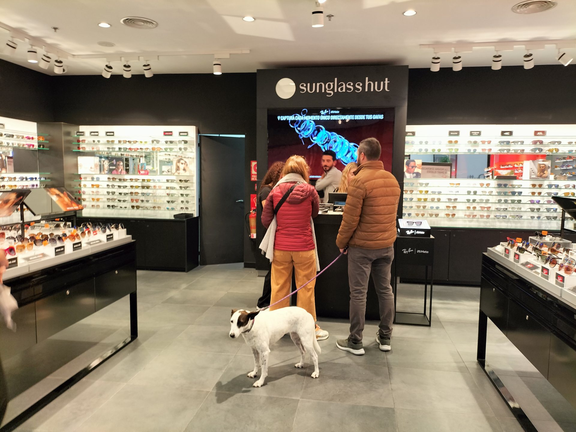 Las Rozas (Madrid), 04/11/2023.- Una pareja junto a su perro realizan unas compras en un centro comercial. Según la Ley de Bienestar Animal, se permitirá el acceso con animales de compañía a medios de transporte, establecimientos, locales de hostelería (bares y restaurantes) y espacios públicos y privados. EFE/Paloma Puente