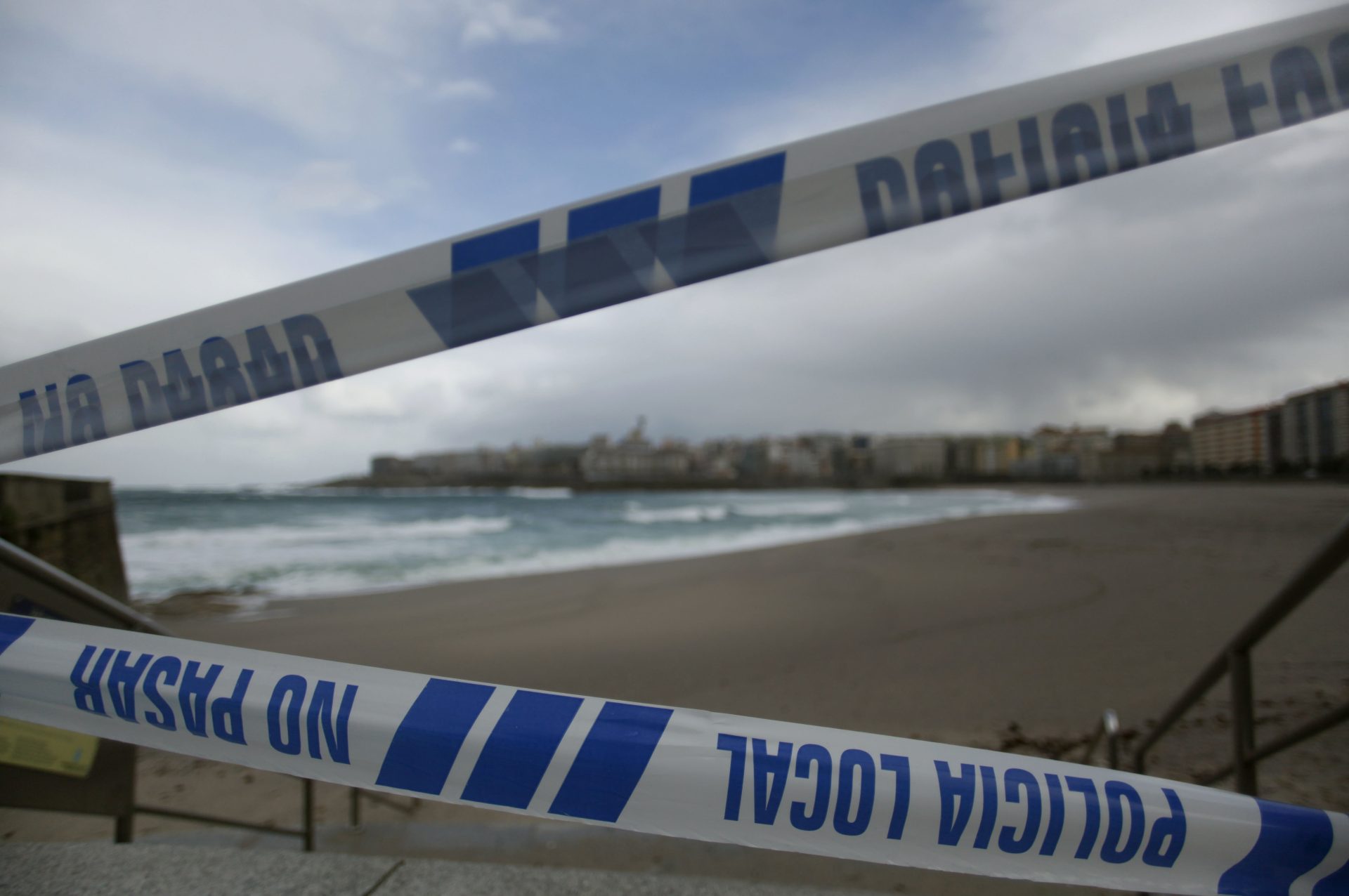 GRA093. A CORUÑA, 14/02/2016.- Los accesos a las playas de A Coruña permanecen cerrados, como la del Orzán (en la imagen), tras elevarse a alerta roja la situación en la costa de A Coruña por olas de hasta nueve metros, mientras que el resto del litoral gallego continúa en alerta naranja por viento y olas y hay alerta amarilla por viento en el resto de Galicia. EFE/Cabalar