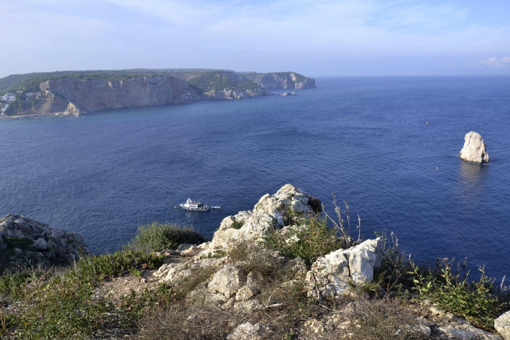 GRA259. GERONA (CATALUÑA), 08/11/2013.- Vista panorámica de la Costa Brava captada desde el islote principal de las Islas Medas, una Reserva Marina Integral que forma parte de la Red Natura 2000.La Costa Brava quiere rentabilizar "el prestigio y la notoriedad" internacional que supone que una gran parte de su territorio esté incluido en esta Red, y explorar las posibilidades que ofrecen esos espacios para dinamizar y potenciar el sector turístico. Así lo ha expresado el consejero director del Patronato de Turismo Costa Brava-Gerona de la Diputación de Gerona, Ramón Ramos, durante una entrevista concedida a EFE, en la que ha destacado que el 33 por ciento de la superficie de esta provincia está incluida en la Red Natura 2000. EFE/Raúl Casado