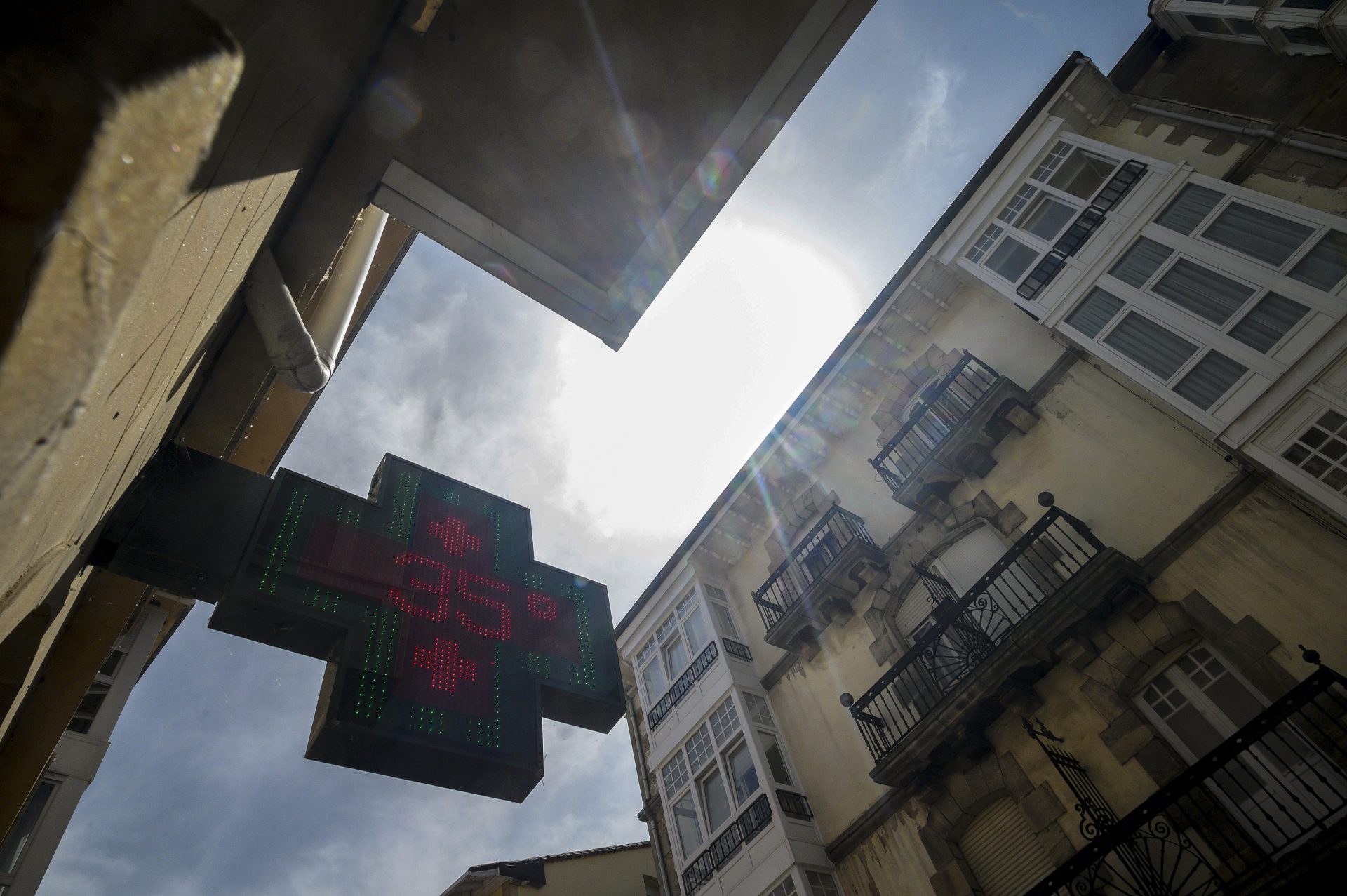 REINOSA (CANTABRIA), 17/06/2022.- Un termómetro marca 35 grados este viernes en una calle de Reinosa (Cantabria), durante una jornada en la que la AEMET mantiene activa la alerta por altas temperaturas. EFE/Pedro Puente Hoyos