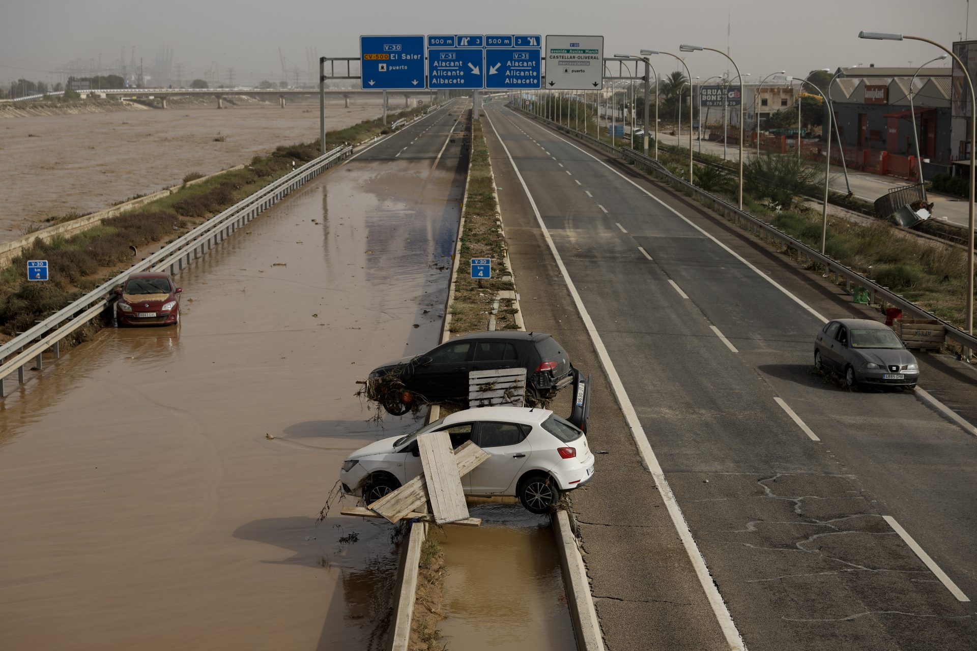 GRAFCVA3885. VALENCIA, 30/10/2024.- Vista general de la CV-30 cortada por las intensas lluvias de la fuerte dana que afecta especialmente el sur y el este de la península ibérica. EFE/Biel Aliño