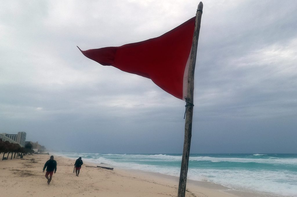 MEX2368. CANCÚN (MÉXICO), 29/06/2024.- Fotografía de una bandera roja en la playa que indica oleaje agitado y fuertes corrientes debido a la proximidad de la tormenta tropical 'Beryl' este sábado, en Cancún (México). La tormenta tropical Beryl se intensificó este sábado hasta convertirse en el primer huracán de la temporada 2024, tras alcanzar la categoría 1 en la escala de Saffir-Simpson, según informó el Servicio Meteorológico Nacional (SMN) de México. EFE/Alonso Cupul