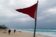 MEX2368. CANCÚN (MÉXICO), 29/06/2024.- Fotografía de una bandera roja en la playa que indica oleaje agitado y fuertes corrientes debido a la proximidad de la tormenta tropical 'Beryl' este sábado, en Cancún (México). La tormenta tropical Beryl se intensificó este sábado hasta convertirse en el primer huracán de la temporada 2024, tras alcanzar la categoría 1 en la escala de Saffir-Simpson, según informó el Servicio Meteorológico Nacional (SMN) de México. EFE/Alonso Cupul