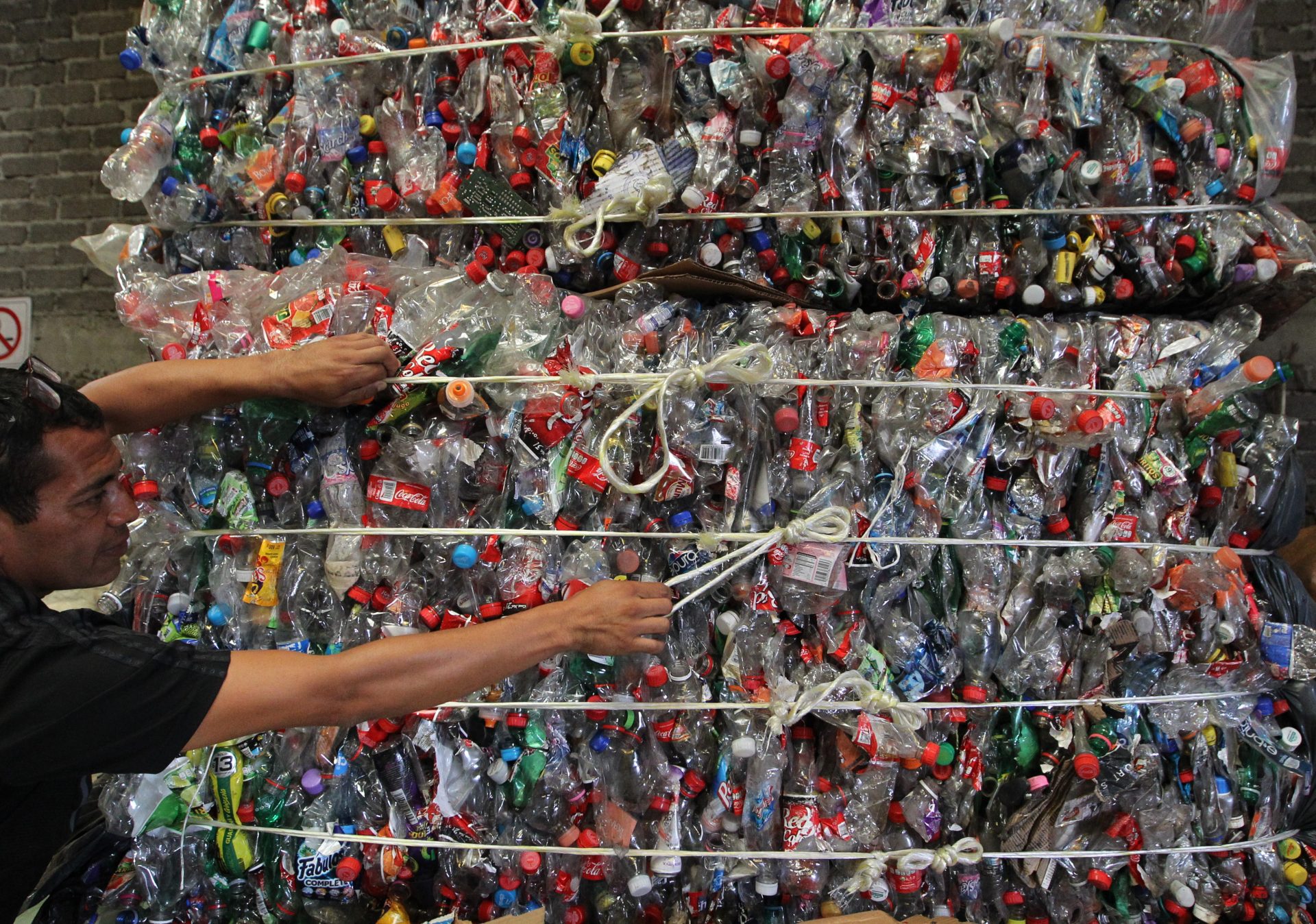 MEX5317. CIUDAD DE MÉXICO (MÉXICO), 21/06/2019.- Trabajadores realizan sus funciones en un centro de acopio de plásticos este viernes, en Ciudad de México (México). El exceso de regulaciones y la falta de una promoción para que los consumidores comprueben las ventajas de los envases reciclados impiden que haya en México un mayor éxito en el reciclaje de residuos, según coinciden varios expertos. Aunque la Ley General de Prevención y Gestión Integral de Residuos se promulgó en 2003, esta legislación "puede perfeccionarse y ha fallado en su implementación", dijo este viernes a Efe la especialista en gobernanza ambiental Sandra Herrera. EFE/ Mario Guzmán