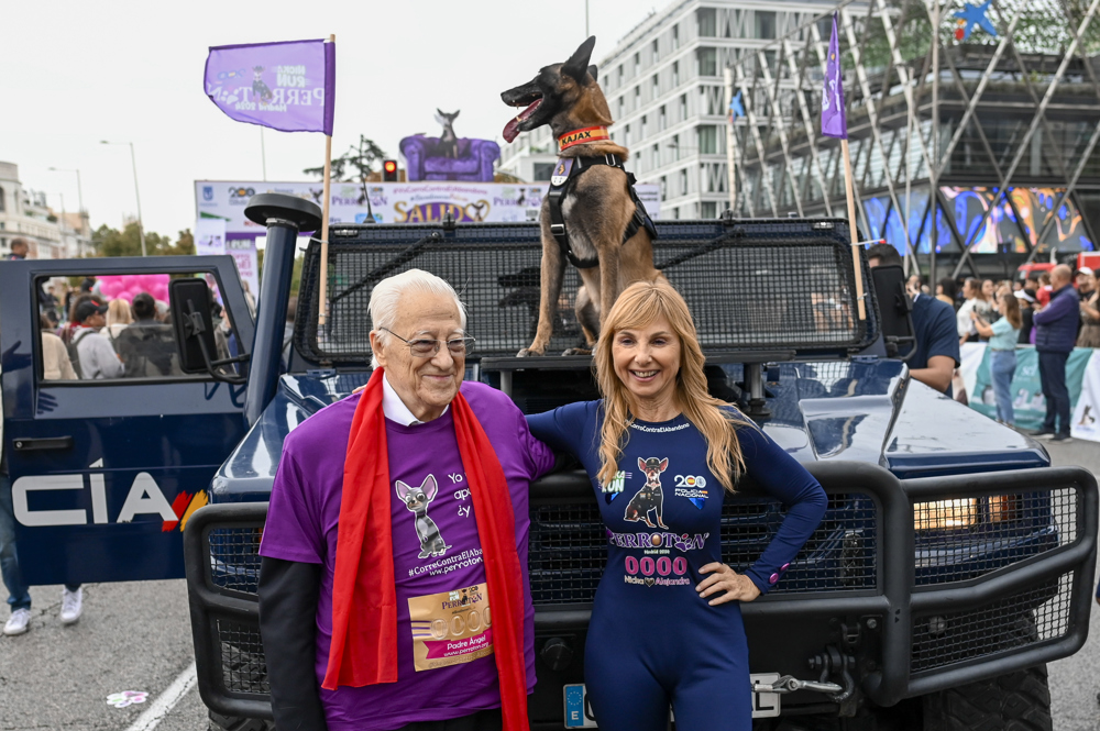 El padre Ángel asiste a la XIII Carrera Perrotón Nicka Run por la adopción y tenencia responsable de animales de compañía y contra el abandono y maltrato animal, celebrando el bicentenario de la Policía Nacional, este domingo en Madrid. EFE/ Víctor Lerena