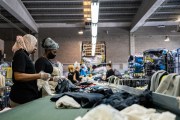 Trabajadoras en la planta de separación textil de Sant Esteve Sesrovires. Imagen cedida por Moda re-.