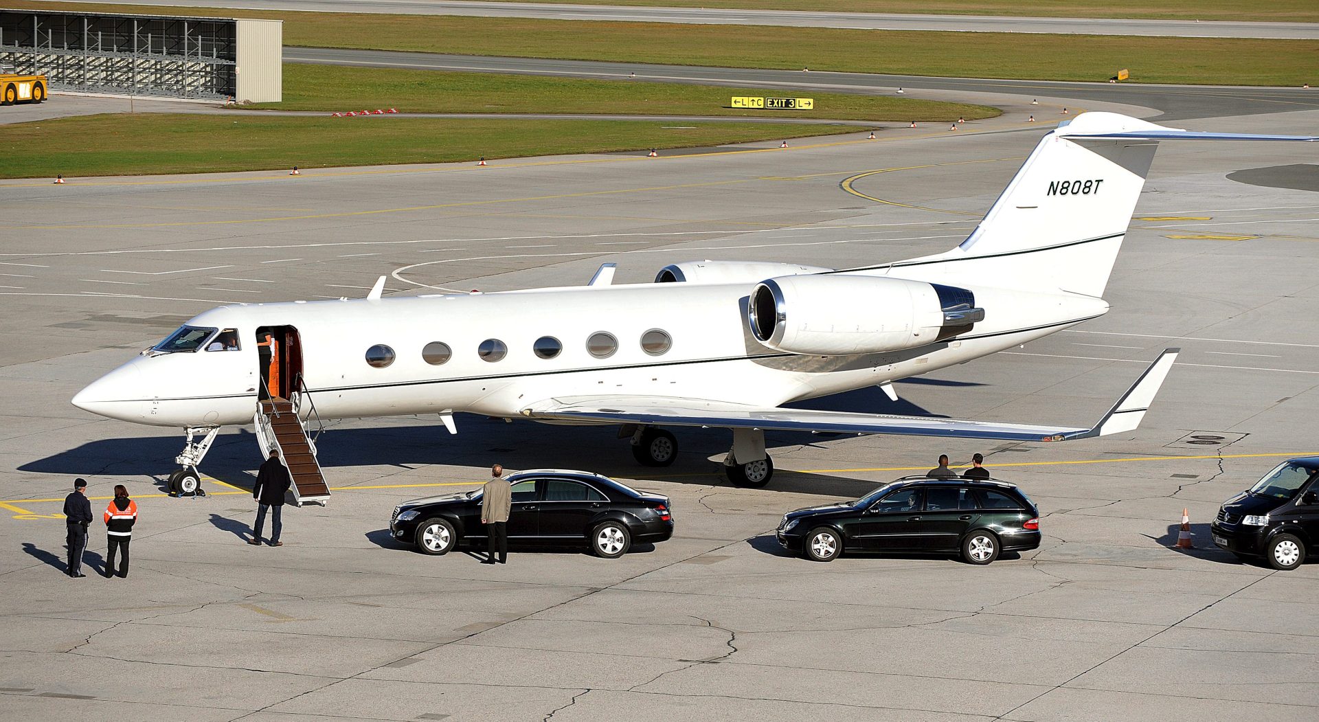 APA1511 SALZBURGO (AUSTRIA) 19.11.09 El jet privado del actor estadounidense Tom Cruise aparca a su llegada al aeropuerto de Salzburgo (Austria), el 19 de noviembre de 2009, para unirse al rodaje de la película 'Knight and Day', coprotagonizada junto a Cameron Díaz y dirigida por James Mangold. EFE/Barbara Gindl[.]