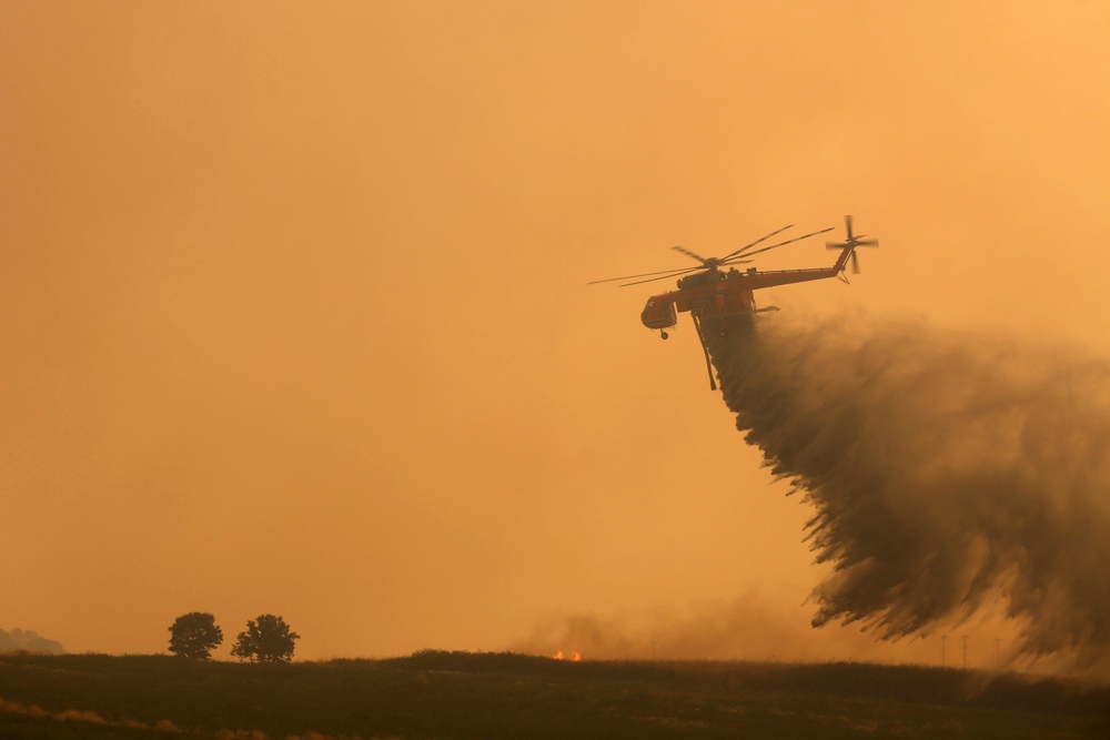 Imagen de archivo de un helicóptero de extinción de incendios en Alexandroupolis, Tracia, norte de Grecia. EFE/EPA/DIMITRIS ALEXOUDIS