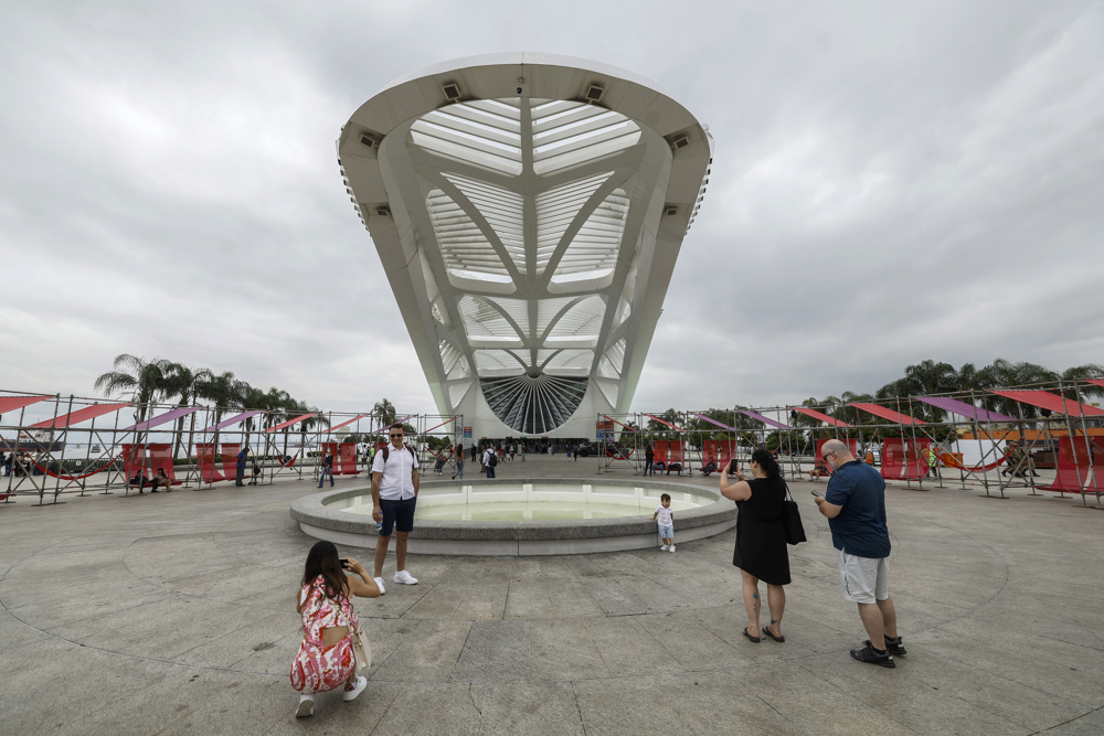 14/11/2024.- Turistas toman fotos frente del Museo de la Mañana este jueves en Río de Janeiro (Brasil). Las mayores ciudades del mundo, que son responsables por el 70 % de las emisiones globales, tienen más condiciones para combatir los cambios climáticos, coincidieron este jueves diferentes autoridades en uno de los eventos previos a la Cumbre que tendrá el G20 la próxima semana en Río de Janeiro. EFE/ Antonio Lacerda