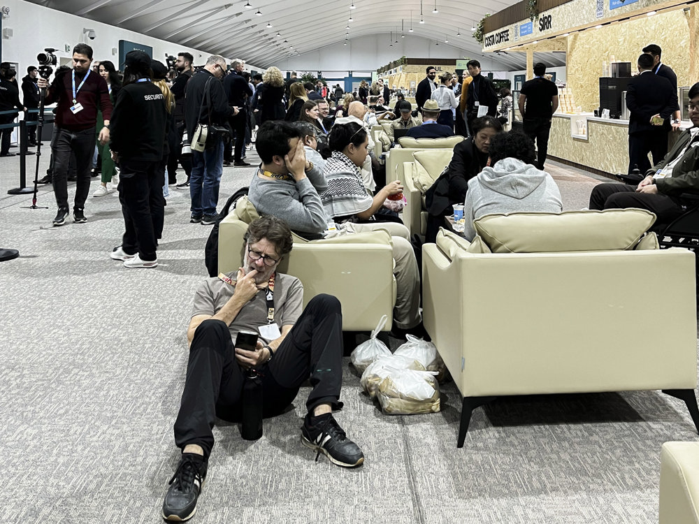 GRAF1050. BAKÚ, 23/11/2024.- Vista del área de prensa en la Cumbre del Clima COP29 este sábado en Bakú. Los pequeños estados insulares y algunos africanos abandonaron este sábado la sala de negociación en que conocieron la última propuesta de la presidencia para el acuerdo sobre financiación climática que ultima la COP29, donde dijeron no sentirse escuchados. Representantes políticos del grupo negociador que aglutina a los países menos desarrollados, así como el de los pequeños estados-isla alegaron haber venido a la cumbre del clima de Bakú a cerrar “un acuerdo justo” sobre financiación climática, pero se han sentido “dolidos” al no estar siendo consultados.-EFE/ Marta Montojo
