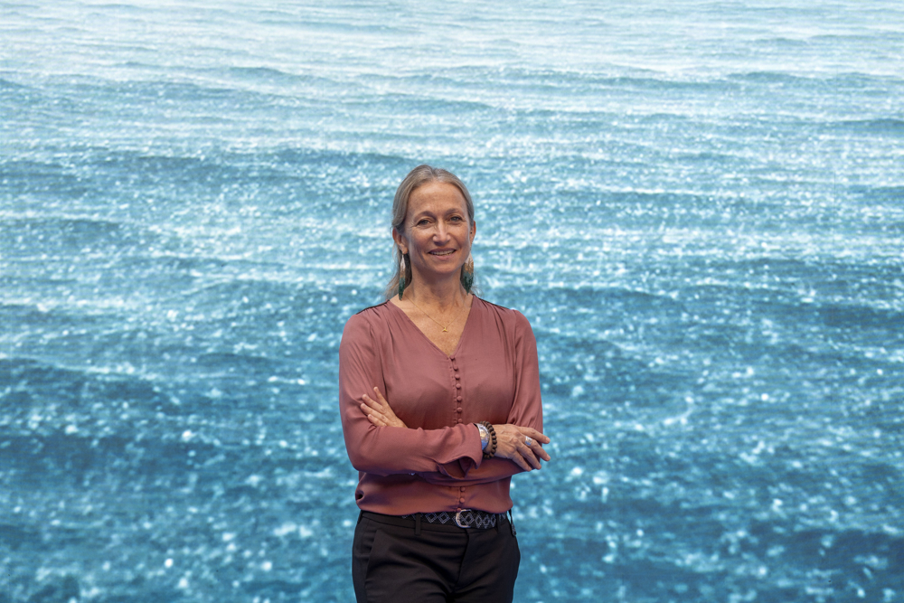 La activista ambiental, cineasta, exploradora y defensora de la protección de los océanos Celine Cousteau, nieta del oceanógrafo Jacques Cousteau, tras su intervención este miércoles en la apertura del Blue Zone Forum-Innovazul 2024, encuentro sobre economía azul promovido por la Zona Franca y la Universidad de Cádiz.EFE/Román Ríos.