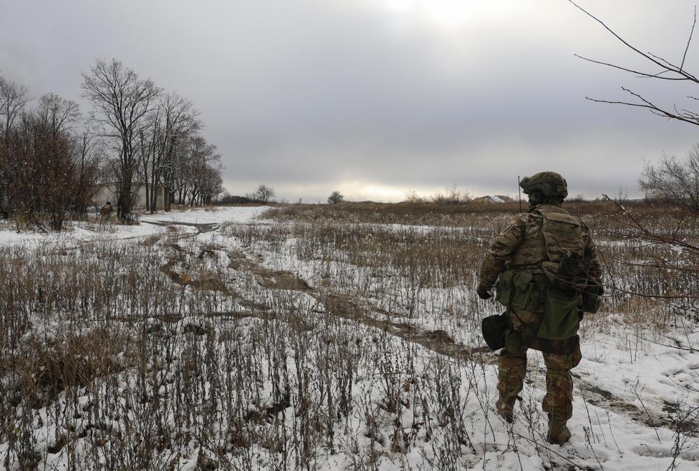 Un militar de la 57ª Brigada de las Fuerzas Terrestres de Ucrania durante un entrenamiento militar en un campo de tiro en la zona de Járkov, noreste de Ucrania, el 14 de noviembre de 2024, en medio de la invasión rusa. Las tropas rusas entraron en territorio ucraniano el 24 de febrero de 2022, iniciando un conflicto que ha provocado destrucción y una crisis humanitaria. (Rusia, Ucrania) EFE/EPA/SERGEY KOZLOV 68582