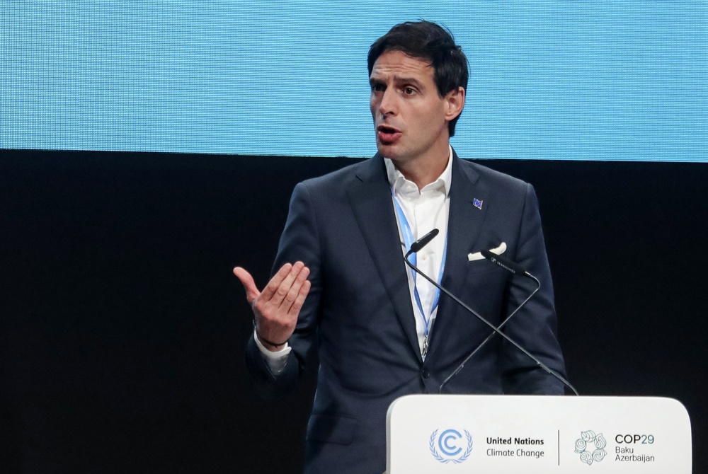 Bakú (Azerbaiyán), 19/11/2024.- El comisario europeo de Acción por el Clima, Wopke Hoekstra, pronuncia su discurso durante una sesión de la Conferencia de las Naciones Unidas sobre el Cambio Climático COP29 en Bakú (Azerbaiyán), el 19 de noviembre de 2024. La capital azerbaiyana, Bakú, acogerá la Conferencia de las Naciones Unidas sobre el Cambio Climático de 2024 (COP29) del 11 al 22 de noviembre de 2024. (Azerbaiyán) EFE/EPA/IGOR KOVALENKO