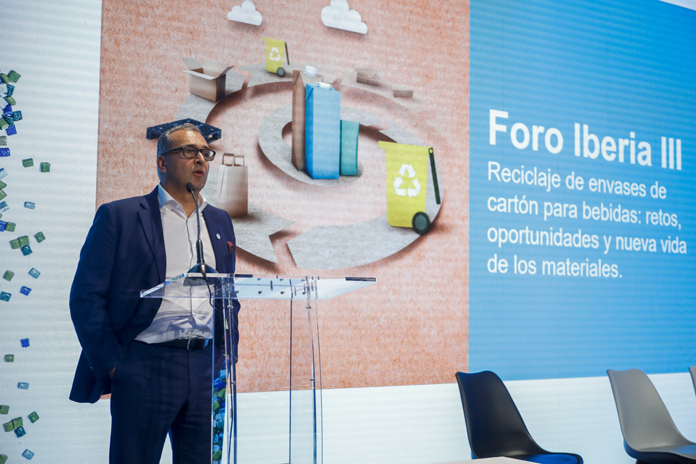MADRID, 05/11/2024.- Chakib Kara (c), director general de Tetra Pak Iberia, interviene en el Foro Iberia III, organizado por la multinacional Tetra Pak bajo el título “Reciclaje de envases de cartón para bebidas: retos, oportunidades y nueva vida”, que se ha celebrado este martes en Madrid. EFE/David Fernández