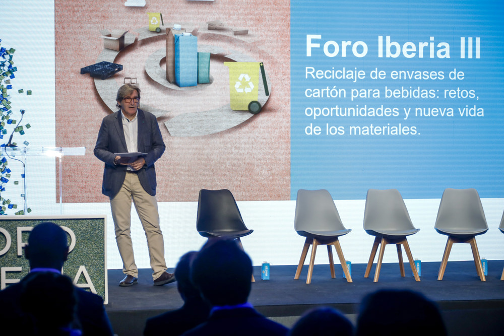 Arturo Larena, director de Efe Verde, interviene en el Foro Iberia III, organizado por la multinacional Tetra Pak bajo el título “Reciclaje de envases de cartón para bebidas: retos, oportunidades y nueva vida”, que se ha celebrado este martes en Madrid. EFE/David Fernández