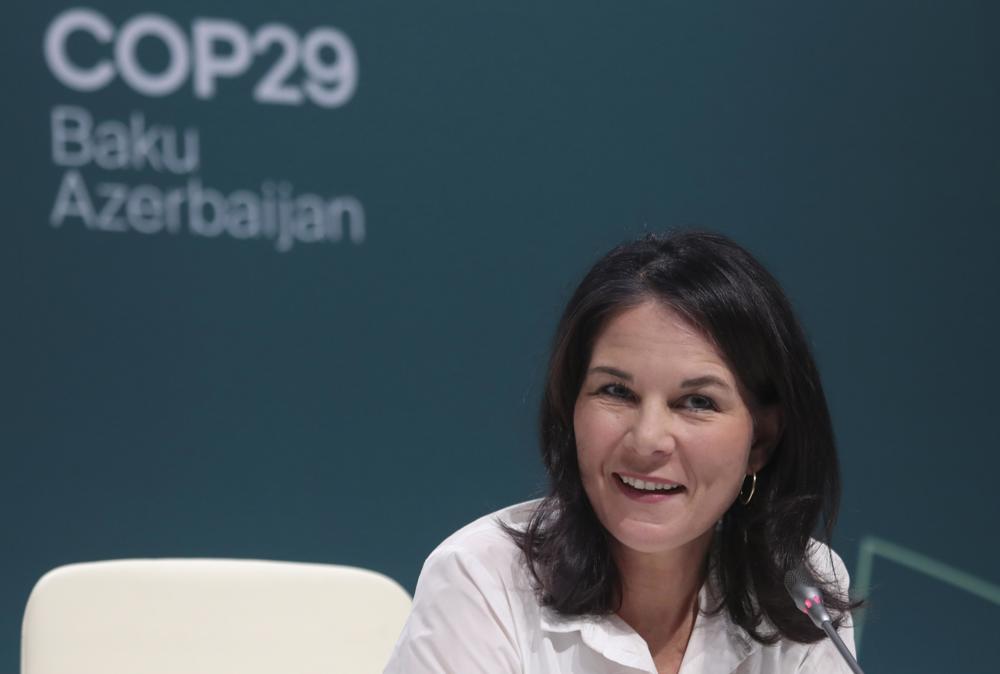 Bakú (Azerbaiyán), 22112024.- La ministra alemana de Asuntos Exteriores, Annalena Baerbock, llega a su rueda de prensa en la Conferencia de las Naciones Unidas sobre el Cambio Climático (COP29) en Bakú, Azerbaiyán, el 22 de noviembre de 2024. La capital azerbaiyana, Bakú, acogerá la Conferencia de las Naciones Unidas sobre el Cambio Climático de 2024 (COP29) del 11 al 22 de noviembre de 2024. (Azerbaiyán) EFEEPAIGOR KOVALENKO