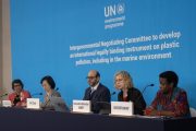 La directora ejecutiva del Programa de Naciones Unidas para el Medio Ambiente (PNUMA), Inger Andersen (2d) durante la rueda de prensa de apertura del Comité Intergubernamental de Negociación de la ONU (INC) EFE/UNEP/Duncan Moore