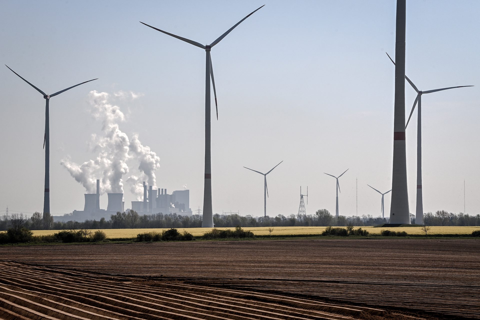 Dueren (Germany), 28/04/2021.- Steam rises from the brown coal-fired power plant Neurath operated by German energy supplier RWE near Grevenbroich, Germany, 28 April 2021. The annual general meeting of RWE was accompanied by protests against lignite mining. A small group of activists occupied several coal conveyor belts in the Garzweiler open pit mine. The Rhenish lignite mining area is the largest CO2 emitter in Europe. (Protestas, Incendio, Alemania) EFE/EPA/SASCHA STEINBACH