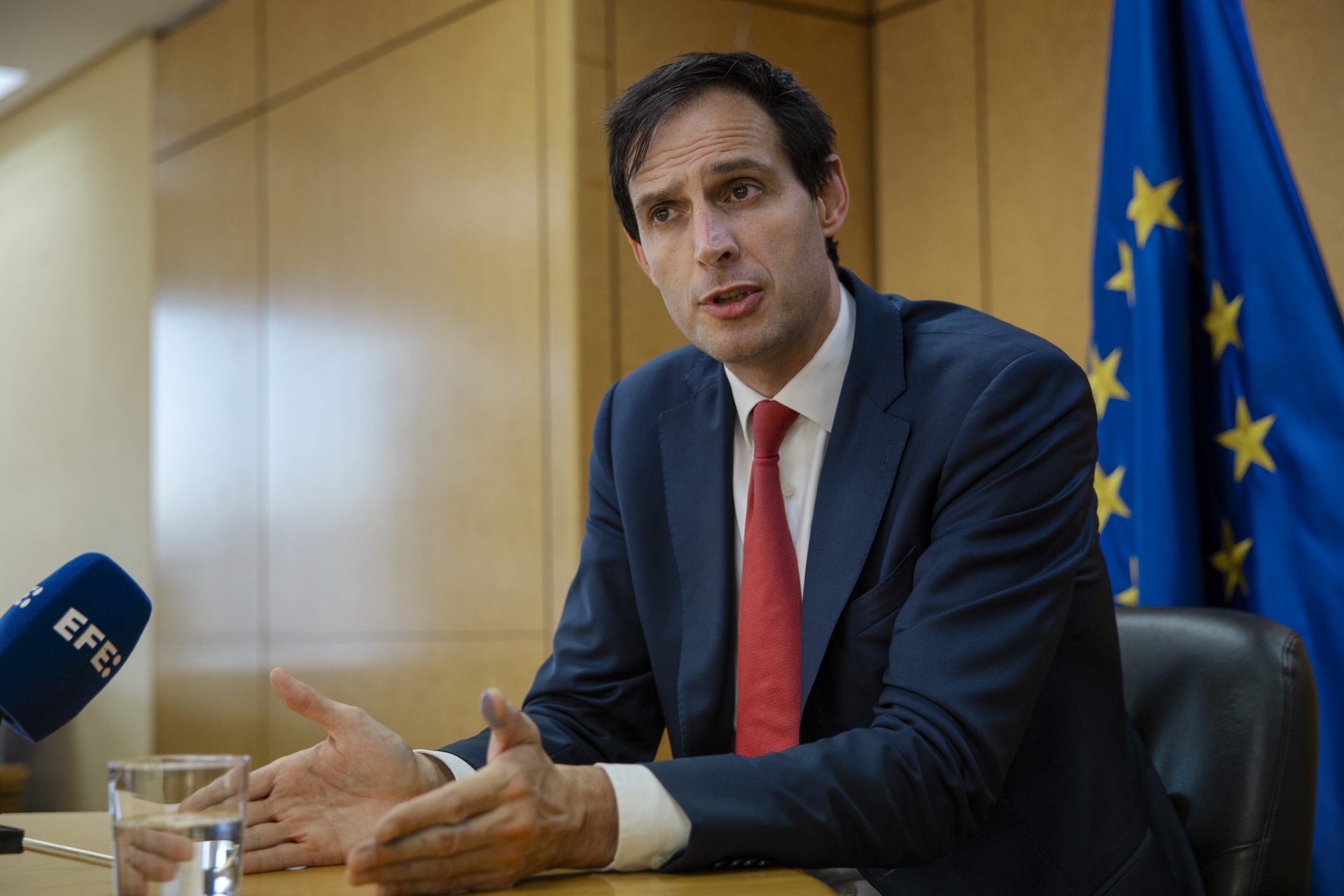 MADRID, 09/10/2023.- El recién nombrado comisario europeo de Acción por el Clima, Wopke Hoekstra, ofrece una entrevista este lunes, en Madrid. Hoekstra ha asegurado que será "totalmente independiente" en su cargo y defenderá la lucha contra el cambio climático, para la que "se necesitará más dinero público y privado", y trabajará "hombro con hombro con América Latina". En una entrevista con EFE en Madrid en su primer día oficial como comisario europeo, marca distancias de las críticas que ha recibido por su pasado laboral en el sector petrolero, subraya su compromiso con la acción climática y adelanta que este "problema global" necesita "más responsabilidad por parte de todos".EFE/ Daniel González