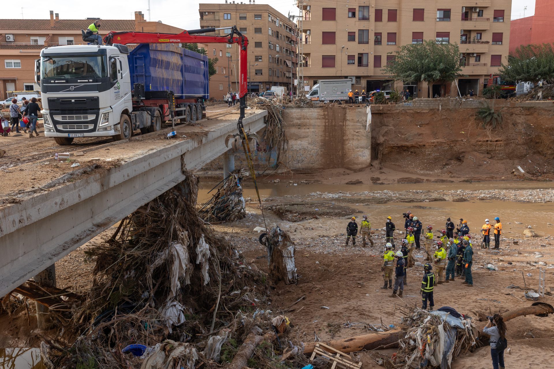 PAIPORTA (VALENCIA), 03/11/2024.- Continúan este domingo por quinto día consecutivo las labores de limpieza y desescombro en Paiporta, Valencia, uno de los municipios gravemente afectados por el paso de la DANA el pasado martes, 29 de octubre. EFE/ Biel Aliño