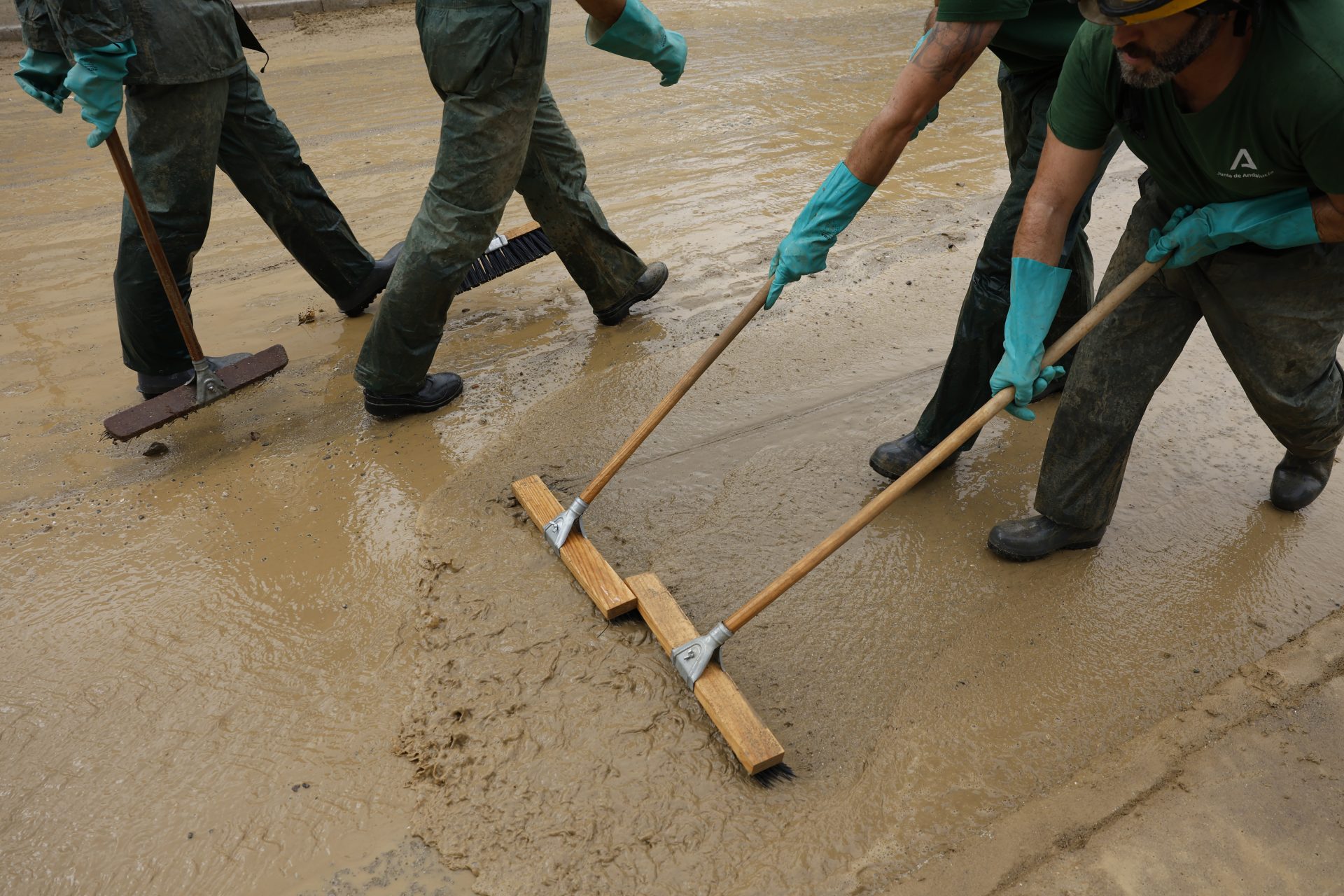 GRAFAND4282. ÁLORA (MÁLAGA), 31/10/2024.- Operarios del Infoca limpian las carreteras de barro en la localidad malagueña de Álora tras las inundaciones por el paso de la DANA. EFE/Jorge Zapata