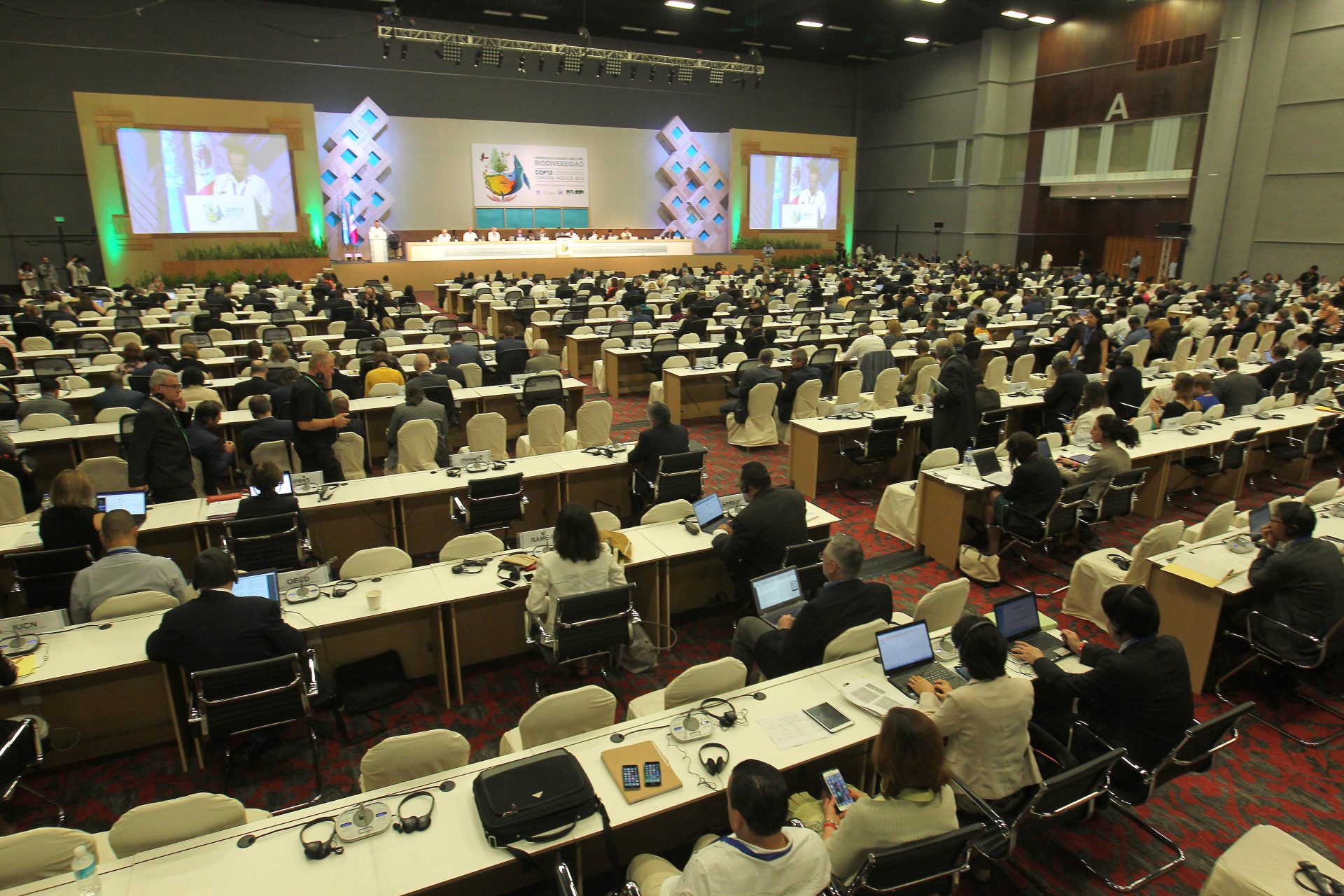 MEX08. CANCÚN (MÉXICO), 02/12/2016.- Vista general durante la reunión ministerial de la XIII Conferencia de las Partes del Convenio sobre Diversidad Biológica (COP13) hoy, viernes 2 de diciembre de 2016, en Cancún (México). La cumbre sobre biodiversidad adopta un "enfoque amplio" para enfrentar la pérdida de diversidad biológica, tarea en que el aporte de las comunidades "es clave", afirmó la directora legal de la agencia ambiental de la ONU, Elizabeth Mrema. EFE/Alonso Cupul