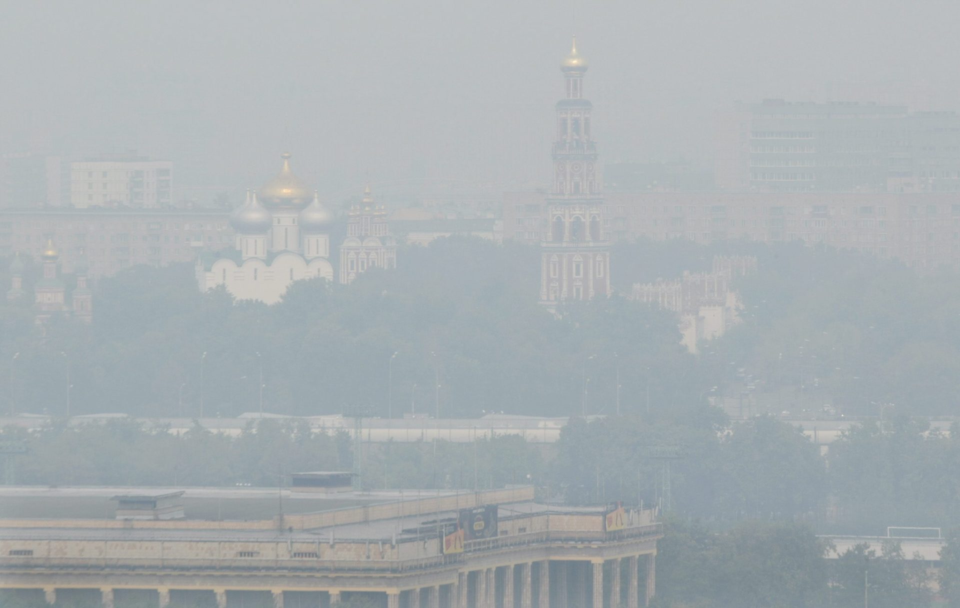 MOS02 - 20020731 - MOSCOW, RUSSIAN FEDERATION : The Moscow skyline hidden by heavy smoke covering the Russian capital 31 July, 2002. Muscovites awoke on Wednesday to find their city covered in smog and the smell of burning from wildfires raging in nearby regions, with doctors warning people with heart conditions to stay indoors. EPA PHOTO YURI KOCHETKOV