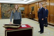 Felipe VI preside el acto de promesa de la vicepresidenta tercera y ministra para la Transición Ecológica y el Reto Demográfico, Sara Aagesen, quien sustituye a Teresa Ribera, este lunes en el Palacio de la Zarzuela. EFE/ Ballesteros