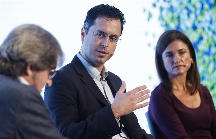 Alejandro Carreras (c), Senior Industrial Process Engineer Collection & Recycling de Tetra Pak Iberia, interviene en el Foro Iberia III, organizado por la multinacional Tetra Pak bajo el título “Reciclaje de envases de cartón para bebidas: retos, oportunidades y nueva vida”, que se ha celebrado este martes en Madrid. EFE/David Fernández