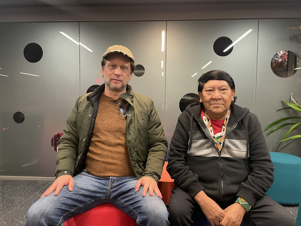 NUEVA YORK (ESTADOS UNIDOS), 16/11/2024.- El director Eryk Rocha (i) y el lider de la tribu indígena yanomami Davi Kopenawa, posan durante una entrevista con EFE, en la ciudad de Nueva York (Estados Unidos). El activista Davi Kopenawa, líder de la tribu indígena yanomami de Watokiri (en el Amazonas brasileño), reconoce estar “preocupado” por el futuro mandato de Donald Trump en Estados Unidos ante el interés del país en obtener oro de Brasil y la proliferación de minas ilegales que amenazan a su comunidad. EFE/ Alicia Sánchez