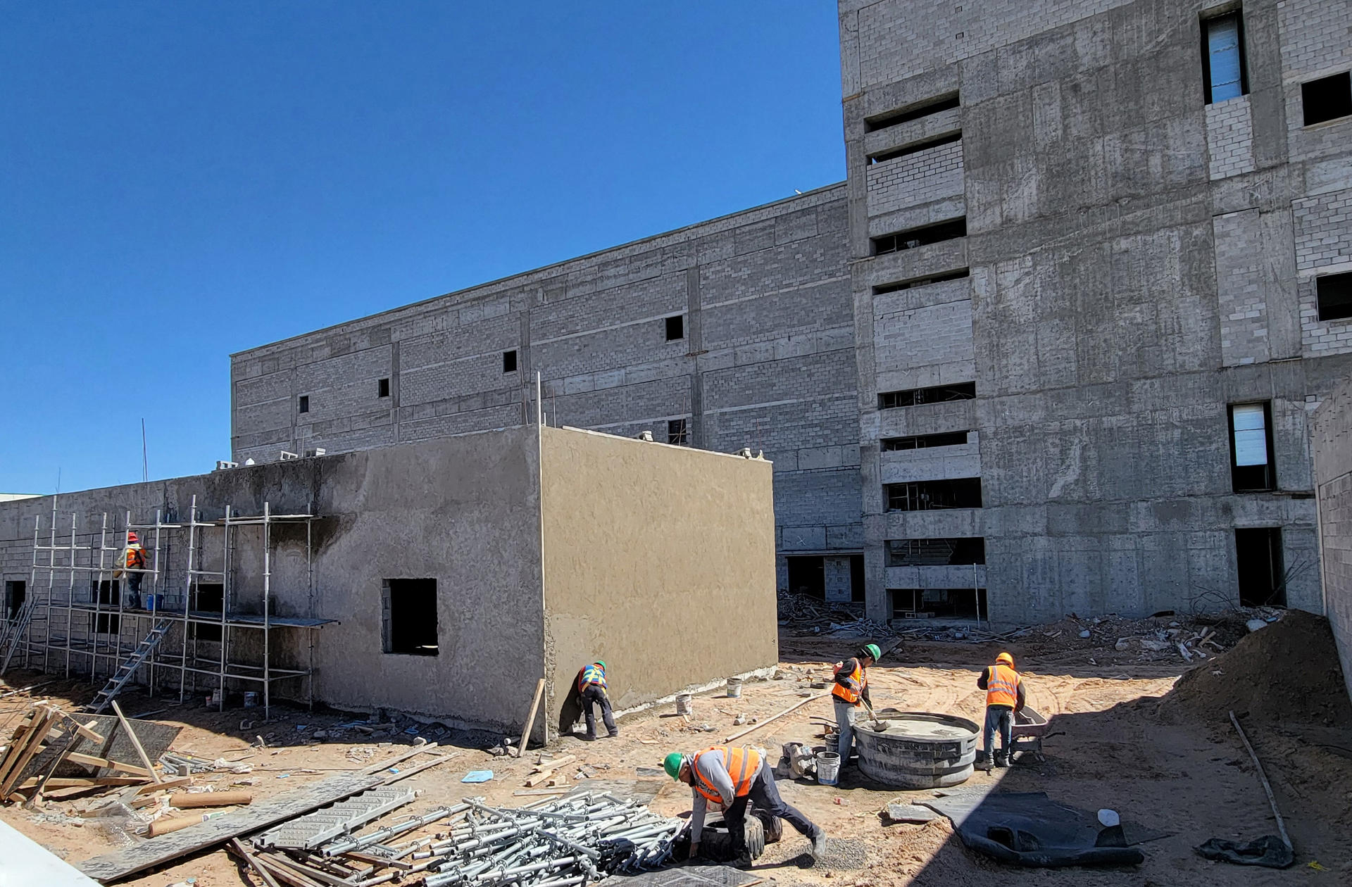 CIUDAD JUÁREZ (MÉXICO), 19/11/2024.- Obreros trabajan en una construcción el 10 de noviembre de 2024, en Ciudad Juárez en Chihuahua (México). La industria cementera en México implementa innovaciones para reducir su impacto ambiental como el desarrollo de cementos con menor huella de carbono, el uso de combustibles alternos, la optimización de la eficiencia energética y alinear sus operaciones con la Agenda 2030 de la ONU y los Objetivos de Desarrollo Sostenible (ODS). EFE/ Luis Torres