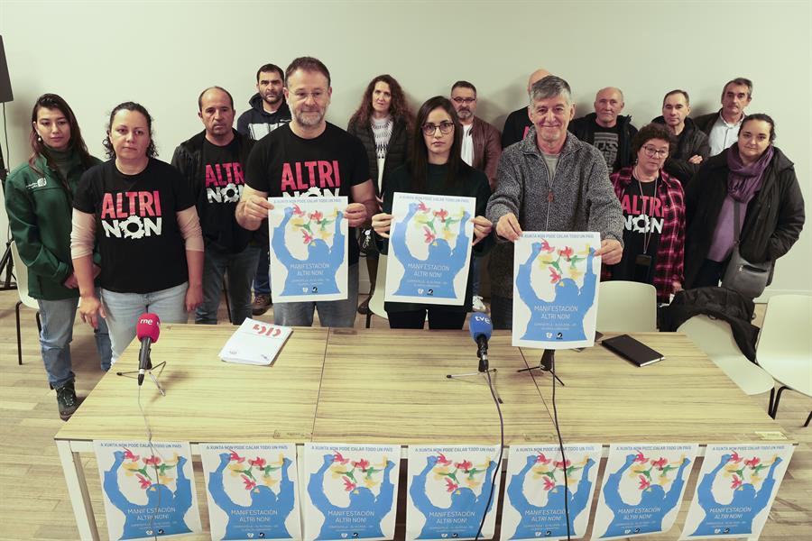 SANTIAGO DE COMPOSTELA, 26/11/2024.- Los presidentes de la Plataforma Ulloa Viva, Marta Gontá (c), y la Plataforma en Defensa da Ría de Arousa, Xaquín Rubido (d), acompañados por el secretario general del sindicato CIG, Paulo Carril (i) ofrecen ete martes una rueda prensa, con la presencia de las asociaciones y colectivos que apoyan la manifestación convocada para el día 15 de diciembre. EFE/Xoán Rey