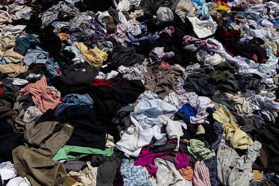 Imagen de archivo de basura en el vertedero de ropa ubicado en el Desierto de Atacama, en Iquique (Chile). EFE/Ailen Díaz